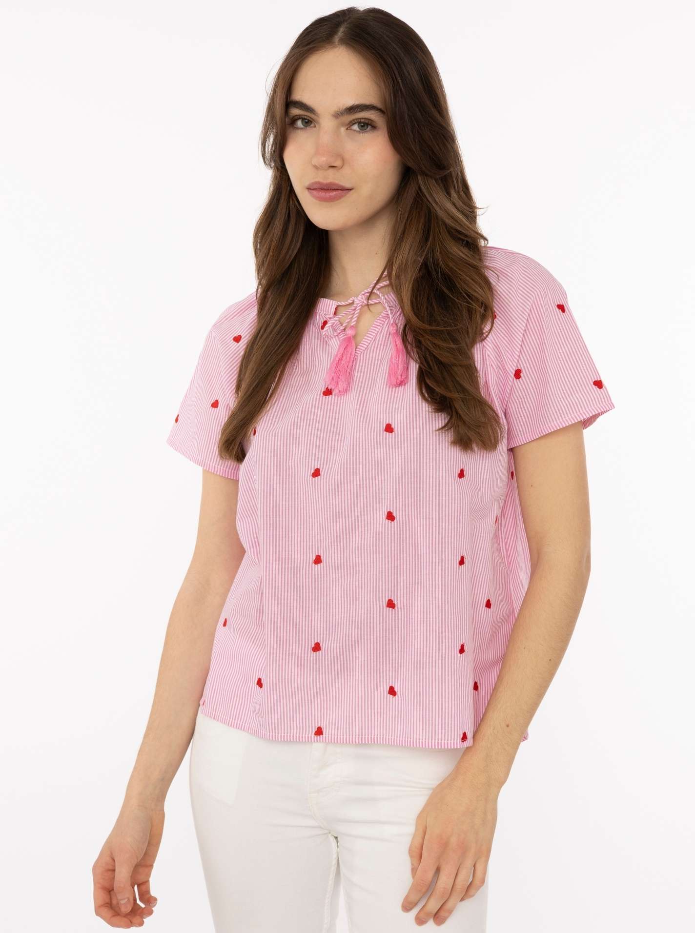 ART69b17d125d98f_013_Model_BluseKurzarm_StripeStitchHerzen_334290_013_Pink Bluse Kurzarm "Stripe & Stitch"