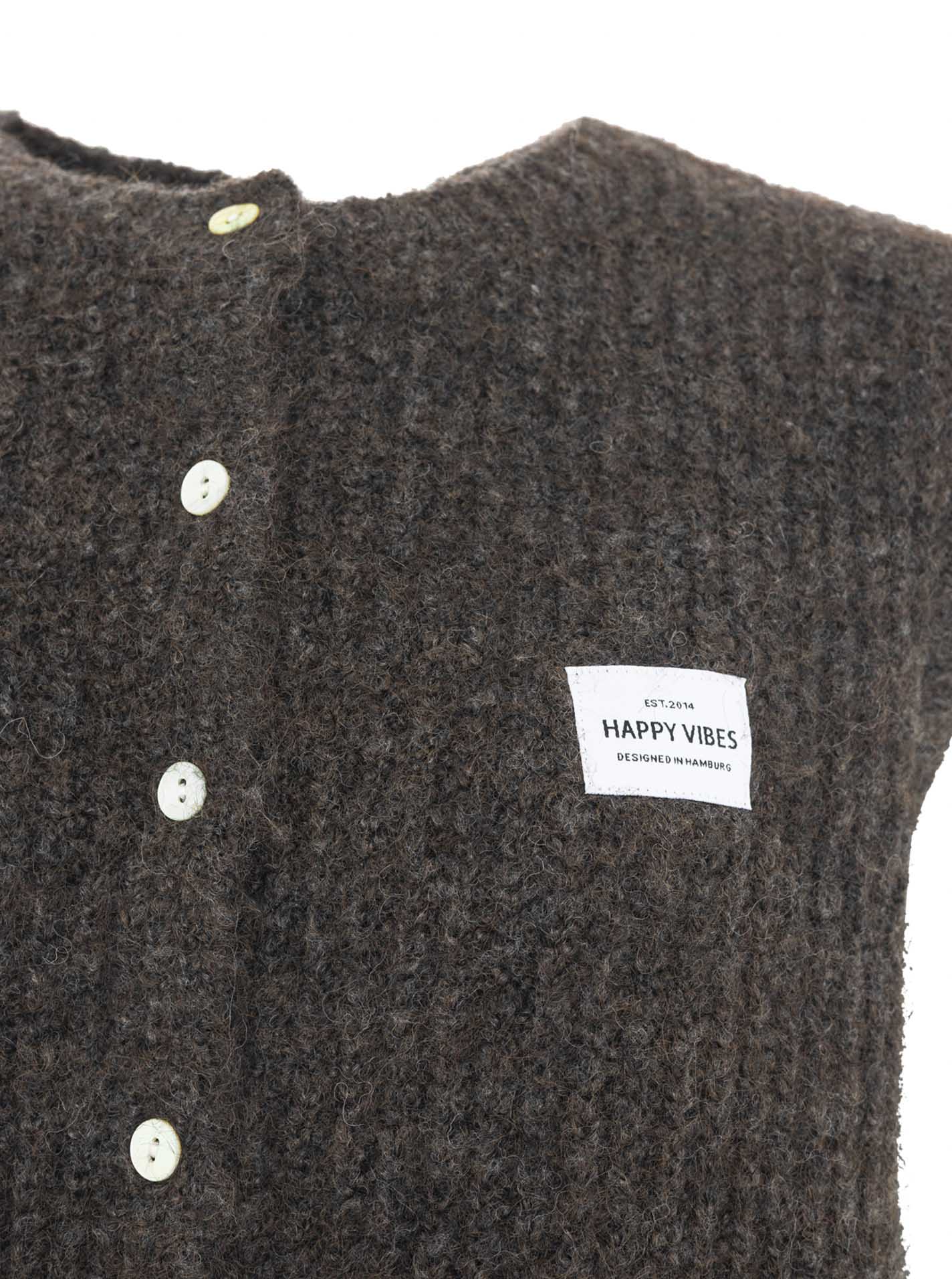 Strickweste mit Knöpfen und Patch