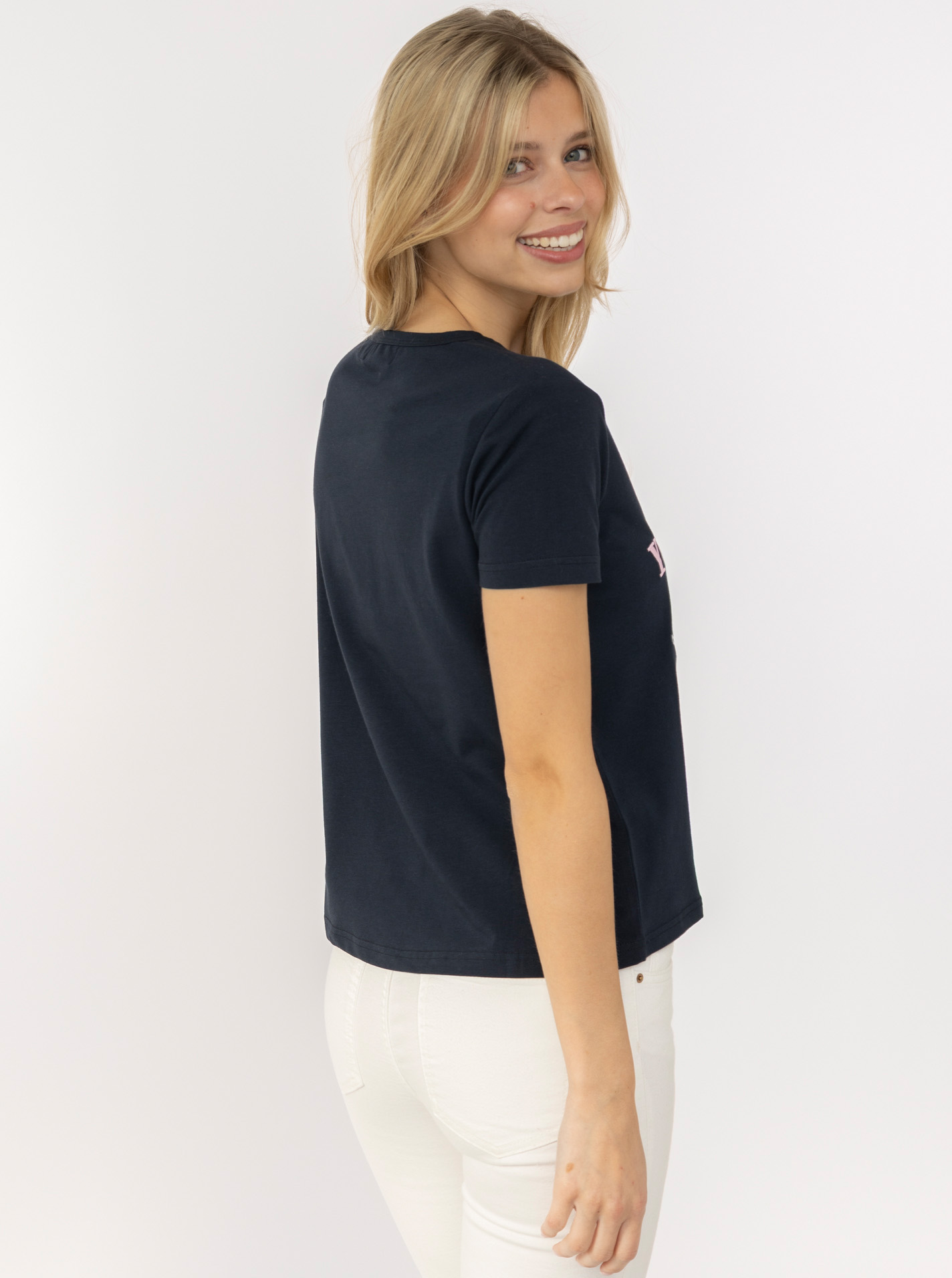 ART69c3c40e97863_005_Model_Tshirt_YogaClub_45052_Marine2