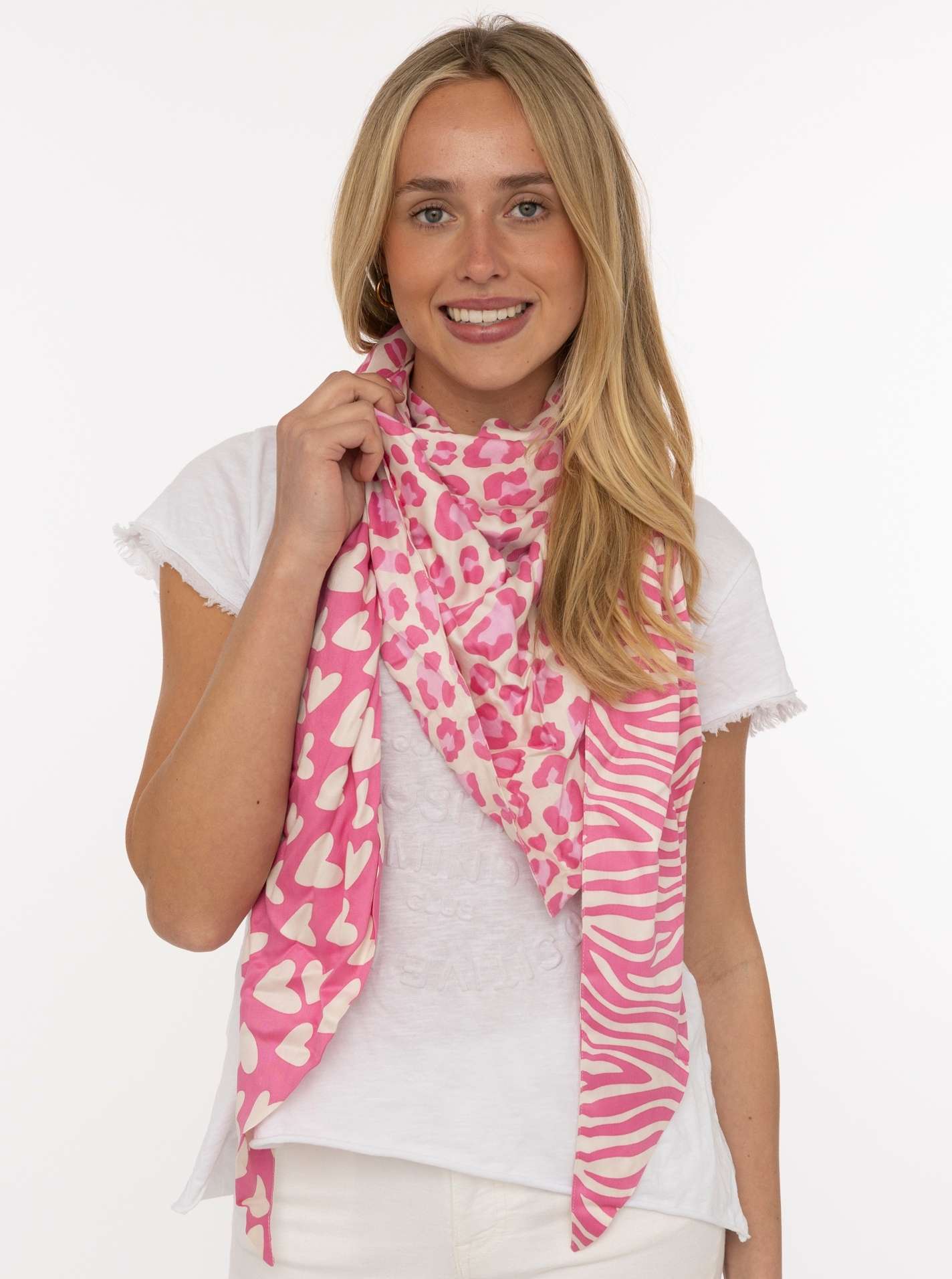 ART69d4fa957fe25_013_Model_DreieckstuchOragnicBamboo_AnimalLove_30031_013_Pink Dreieckstuch Organic Bamboo "Animal Love"