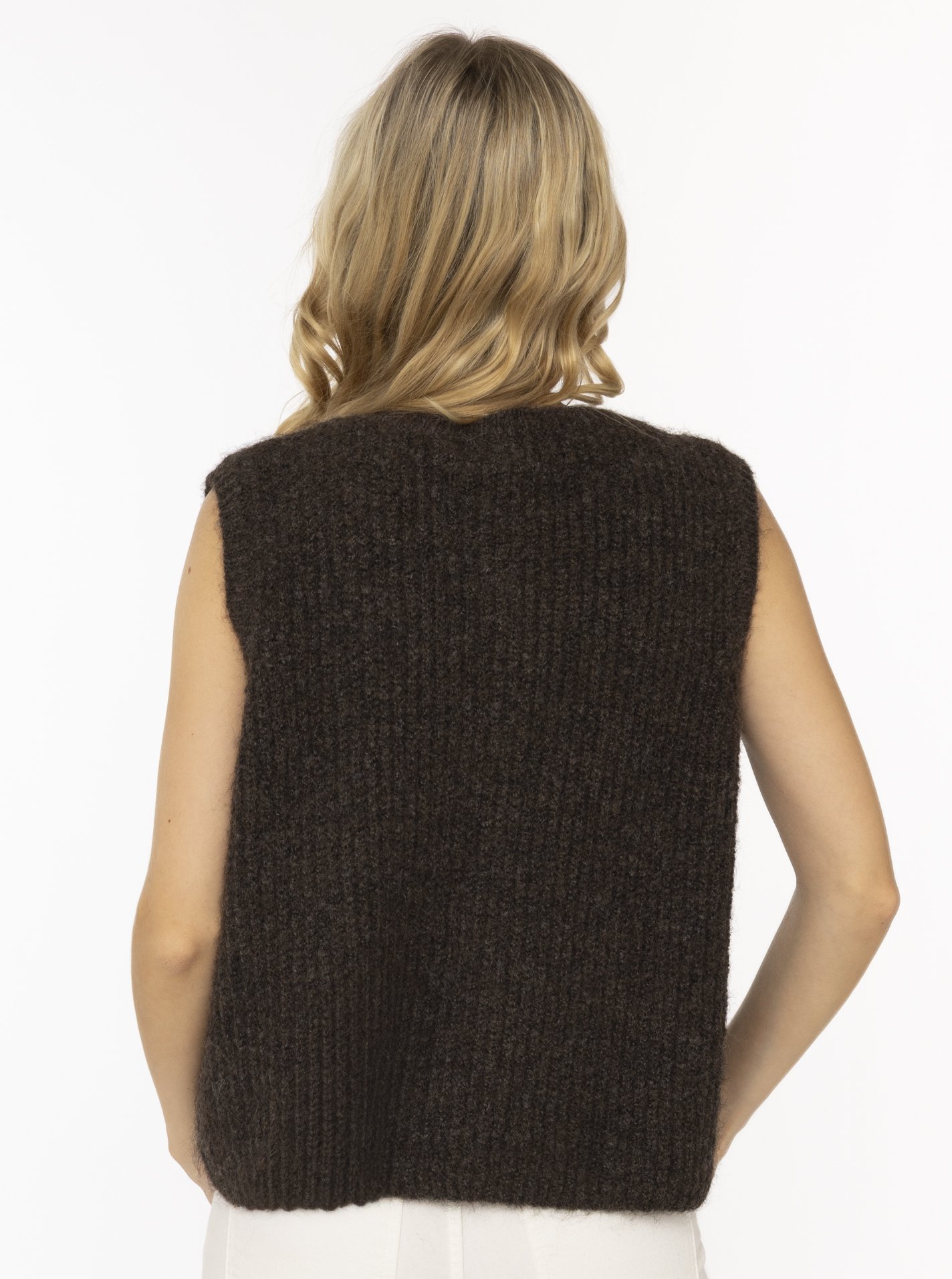 Strickweste mit Knöpfen und Patch