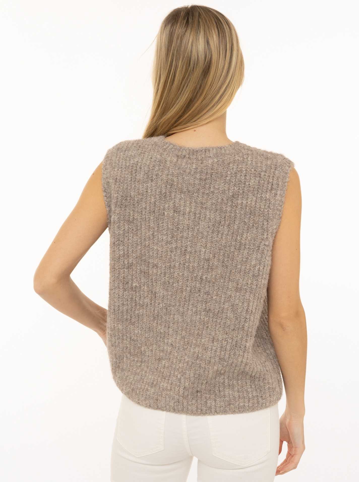 Strickweste mit Knöpfen und Patch
