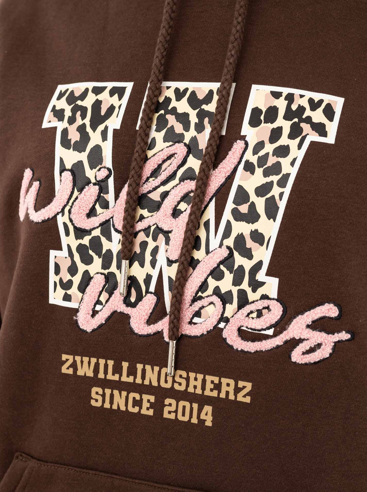 Hoodie "Wild Vibes College"