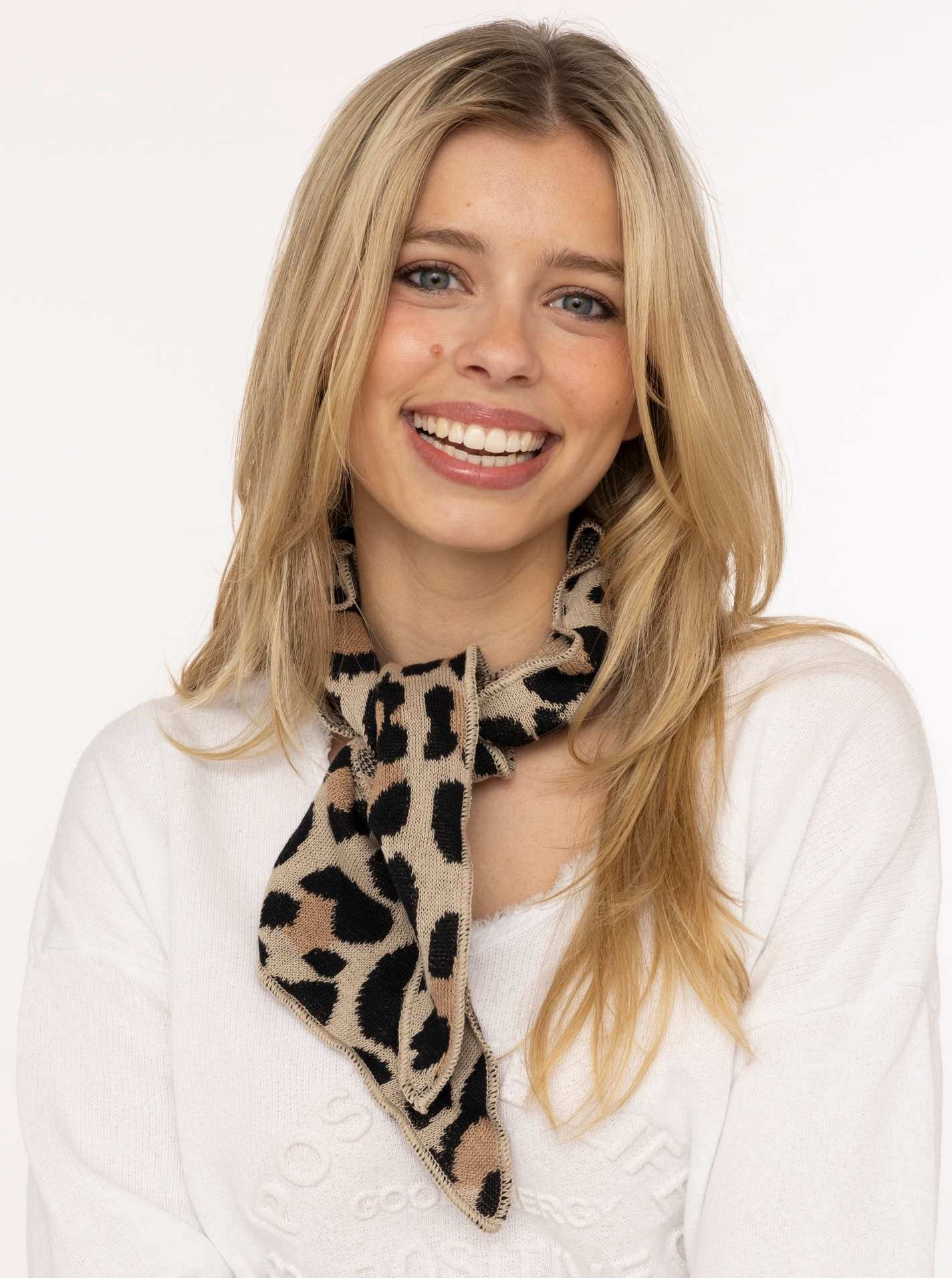 ART69bcfe287d60c_029_Model_KleinesHalstuchBW_Leo_8009AAG_029_Beige Kleines Halstuch BW "Leo"