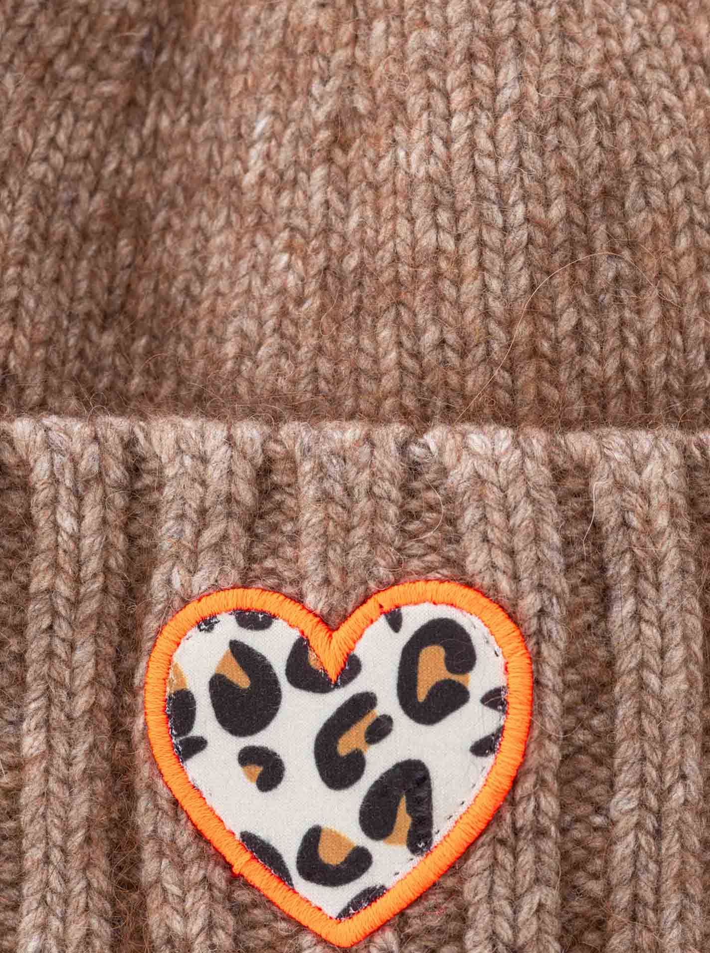 Umschlagmütze mit Patch "Leo Heart"