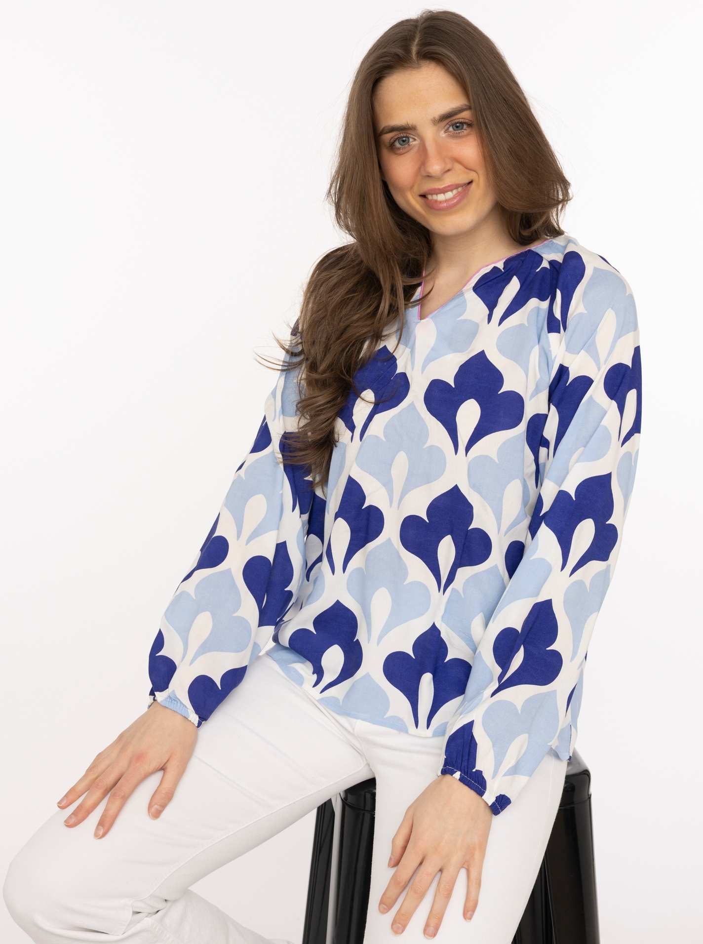 ART69ccc50835f6d_084_Model_Bluse_GraphicFlower_33472_084_Blau Bluse "Graphic Flower"