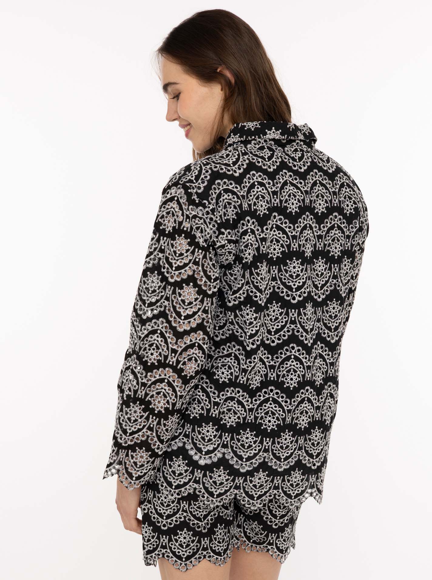 ART69ccc187228b7_003_Model_LangarmBlusemitLochstickerei_33414_003_Schwarz2