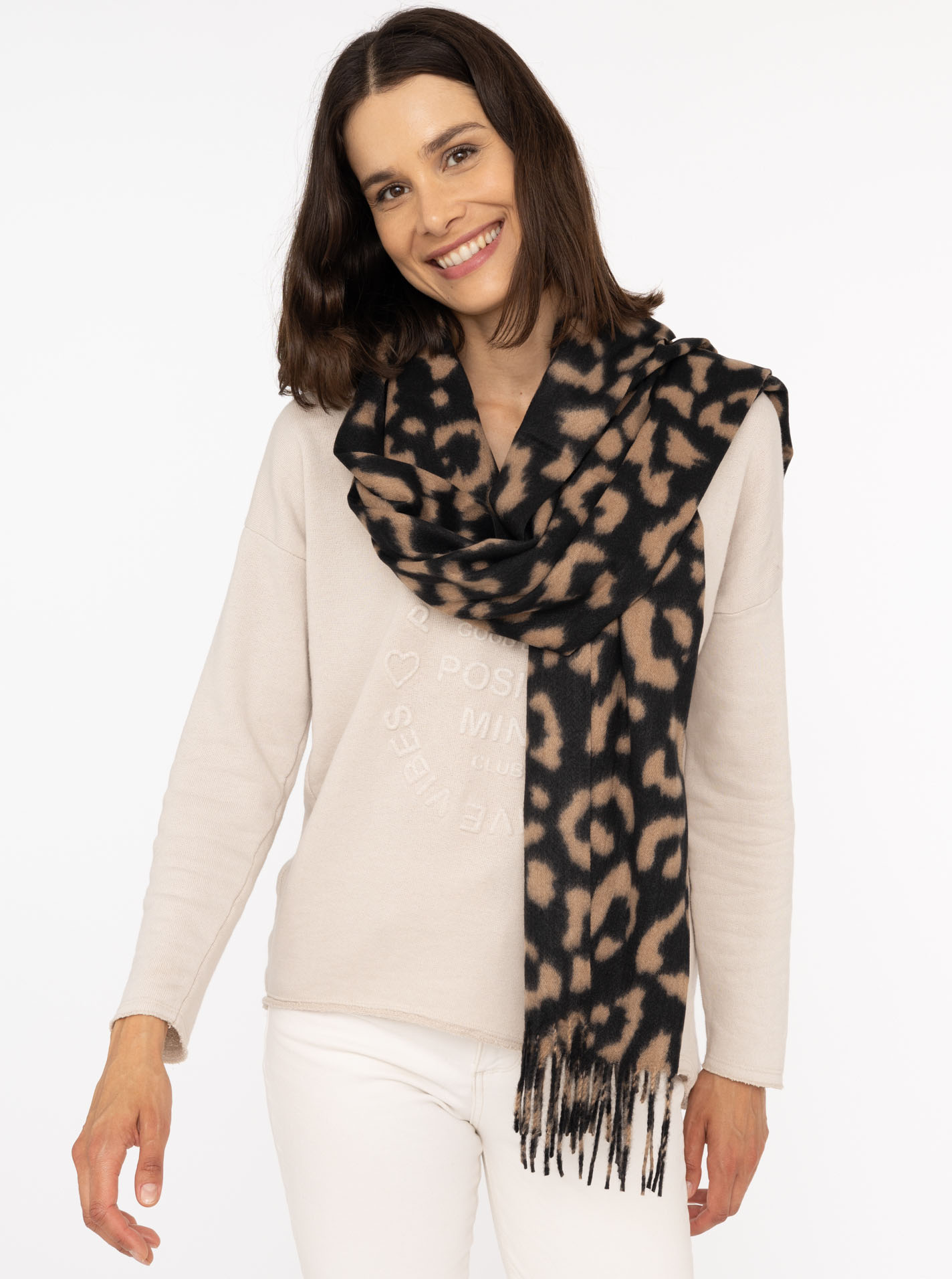 ART68ac1be51c8a6_003_Model_Winterschal_LeoTupfen_4108_Schwarz Winterschal "Leo Tupfen"