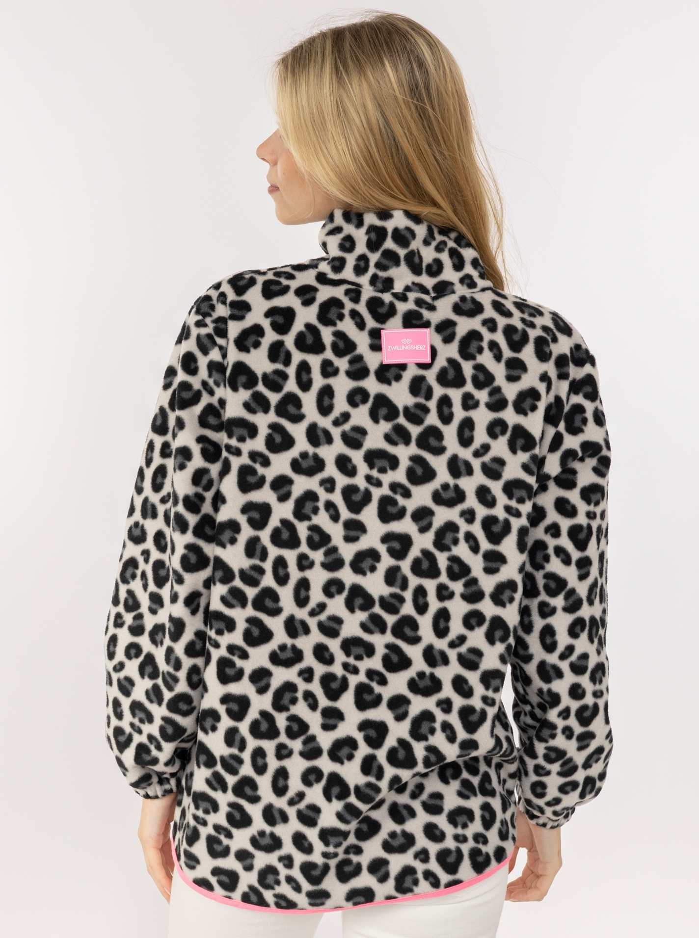 ART69b67b94d7753_025_Model_Fleecetroyer_LeoClassic_47072_025_Grau2