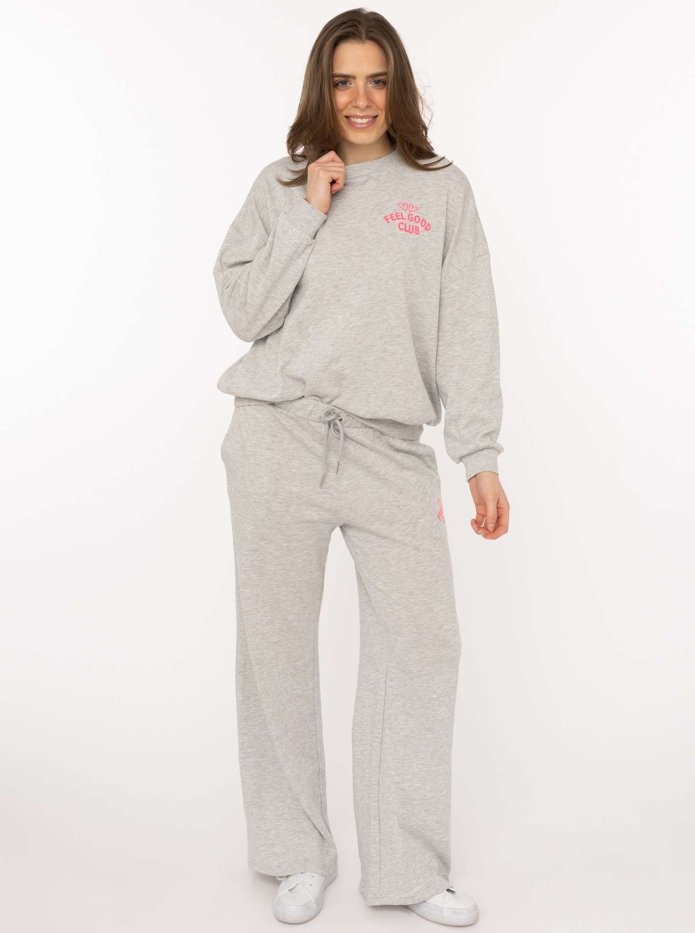 ART696790f085a35_002_Model_SetLang_FeelGoodClub_Hellgrau