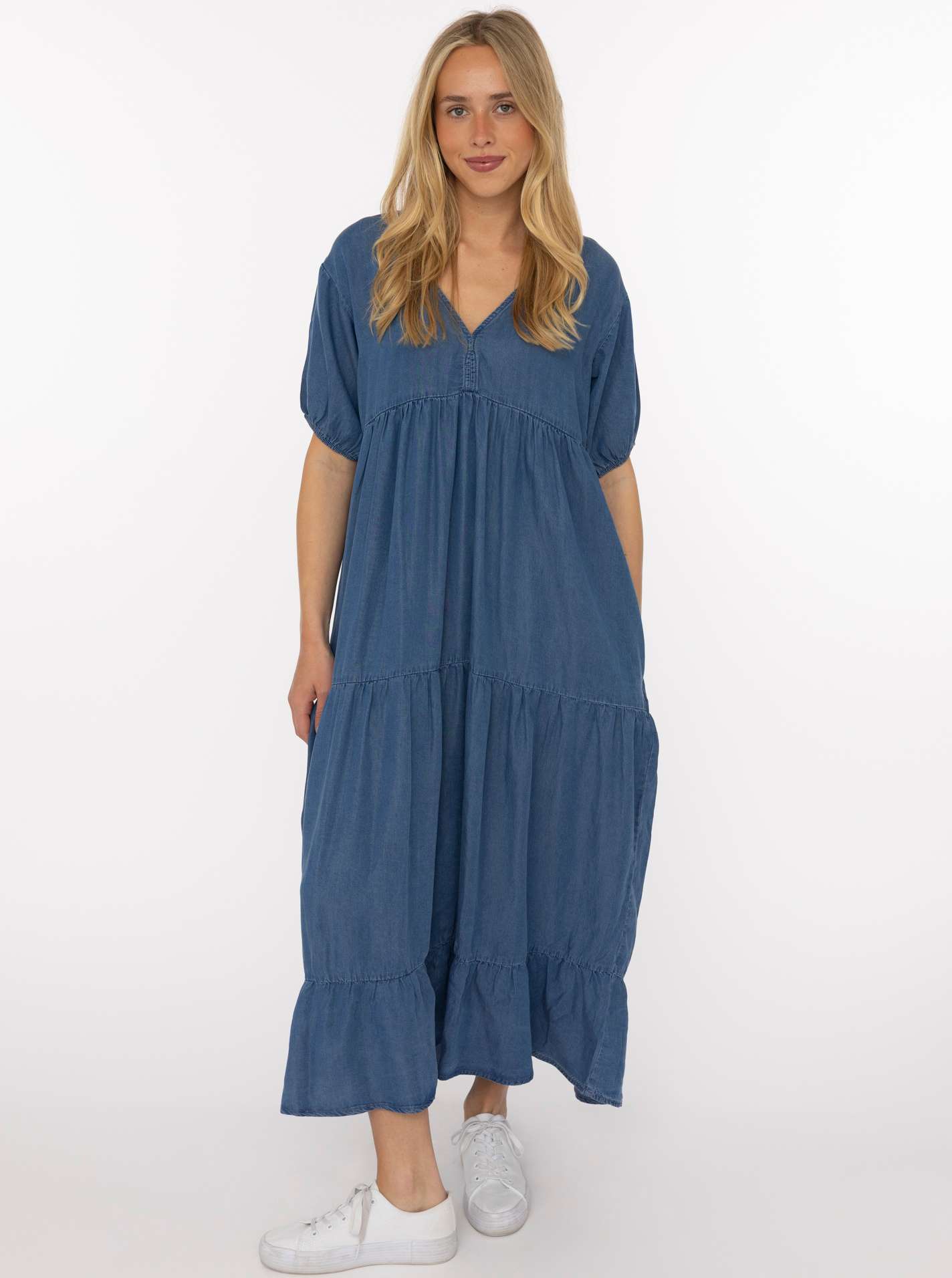 ART69f09d1a141bd_087_Model_WeitesMaxikleidausLyocell_5001_087_Mittelblau Weites Maxikleid aus Lyocell