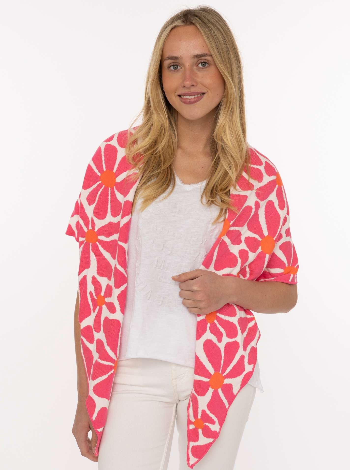 ART69d4fc086f2f1_013_Model_DreieckstuchBW_Flowers_8017LFT_013_Pink Dreieckstuch BW "Flowers"