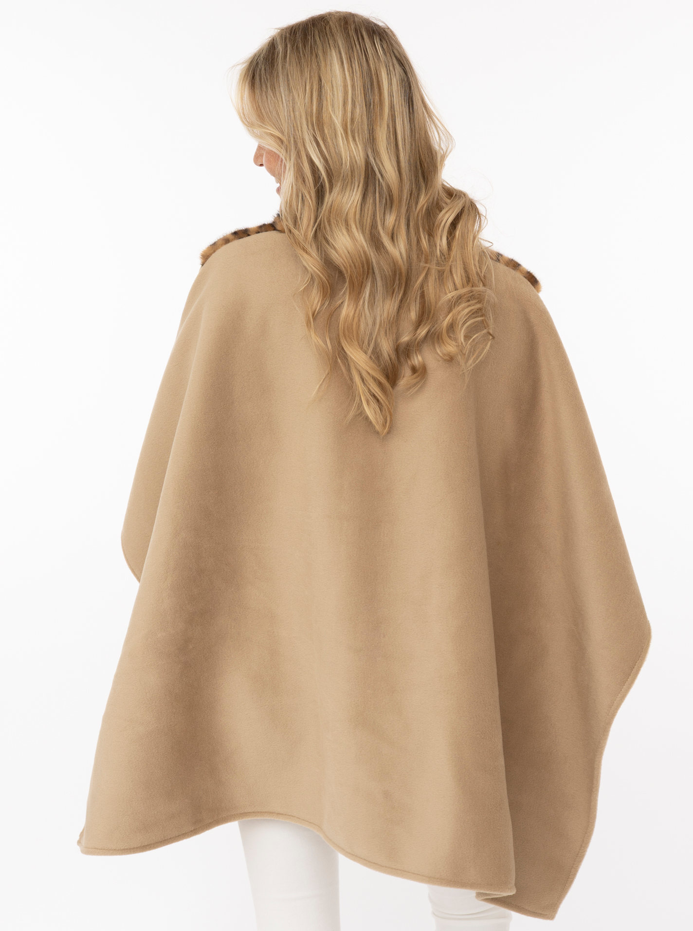 Poncho "Fur Leo"