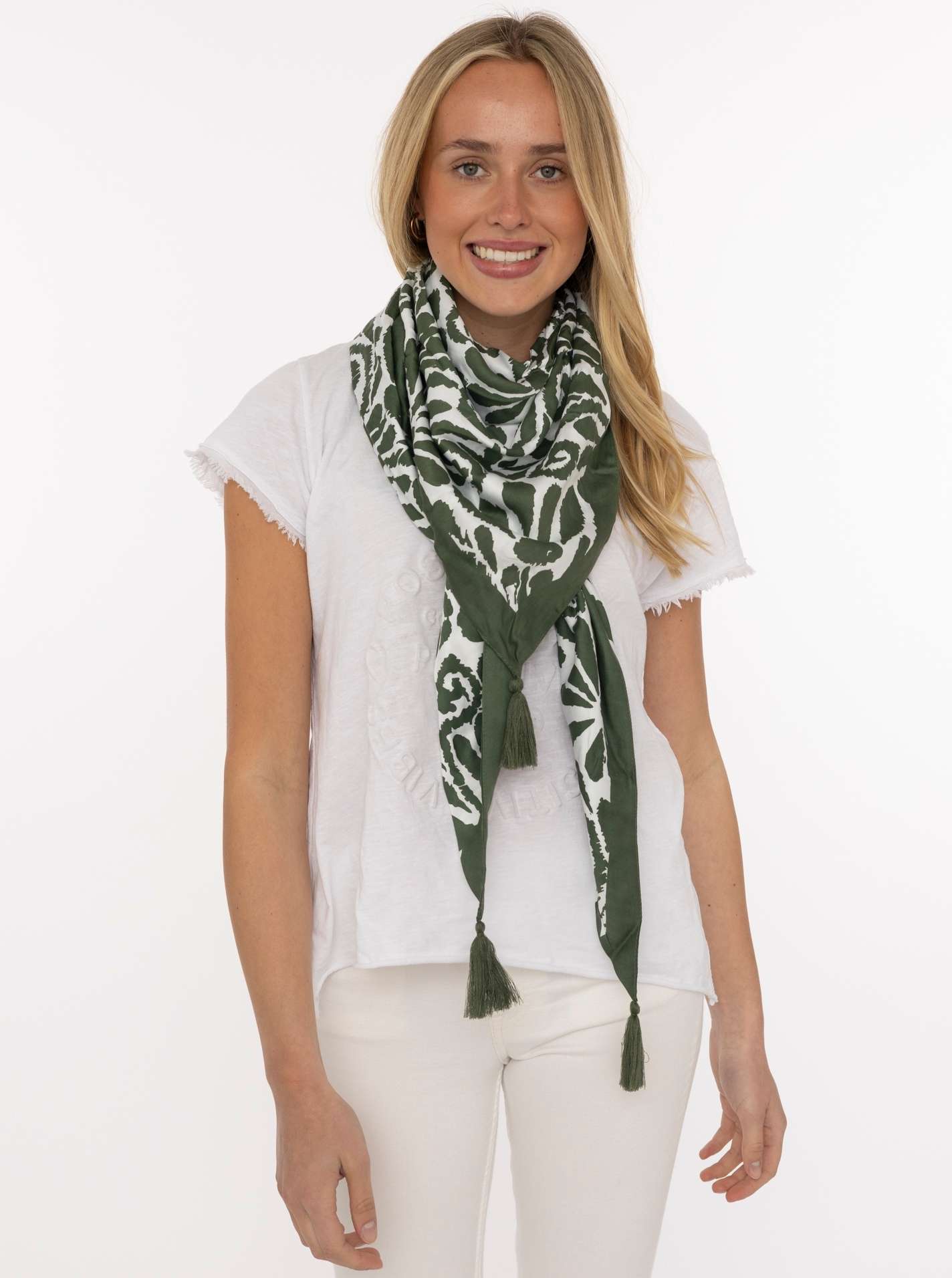 ART69d4fa363f9eb_044_Model_DreieckstuchOrganicBamboo_FlowerFun_30038_044_Olive Dreieckstuch Organic Bamboo "Flower Fun"