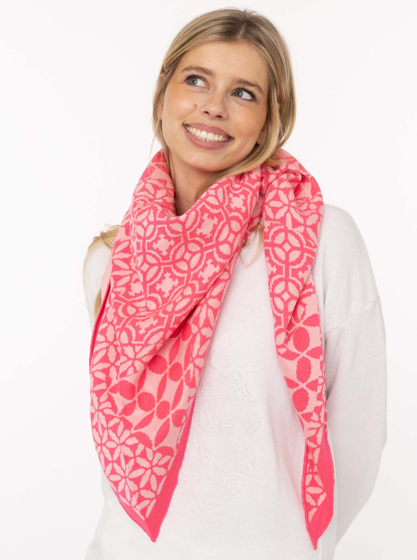 ART69982e722eb67_013_Model_Dreieckstuch_LuxusDesign_8017_80018-13_Pink Dreieckstuch BW "Luxus II"