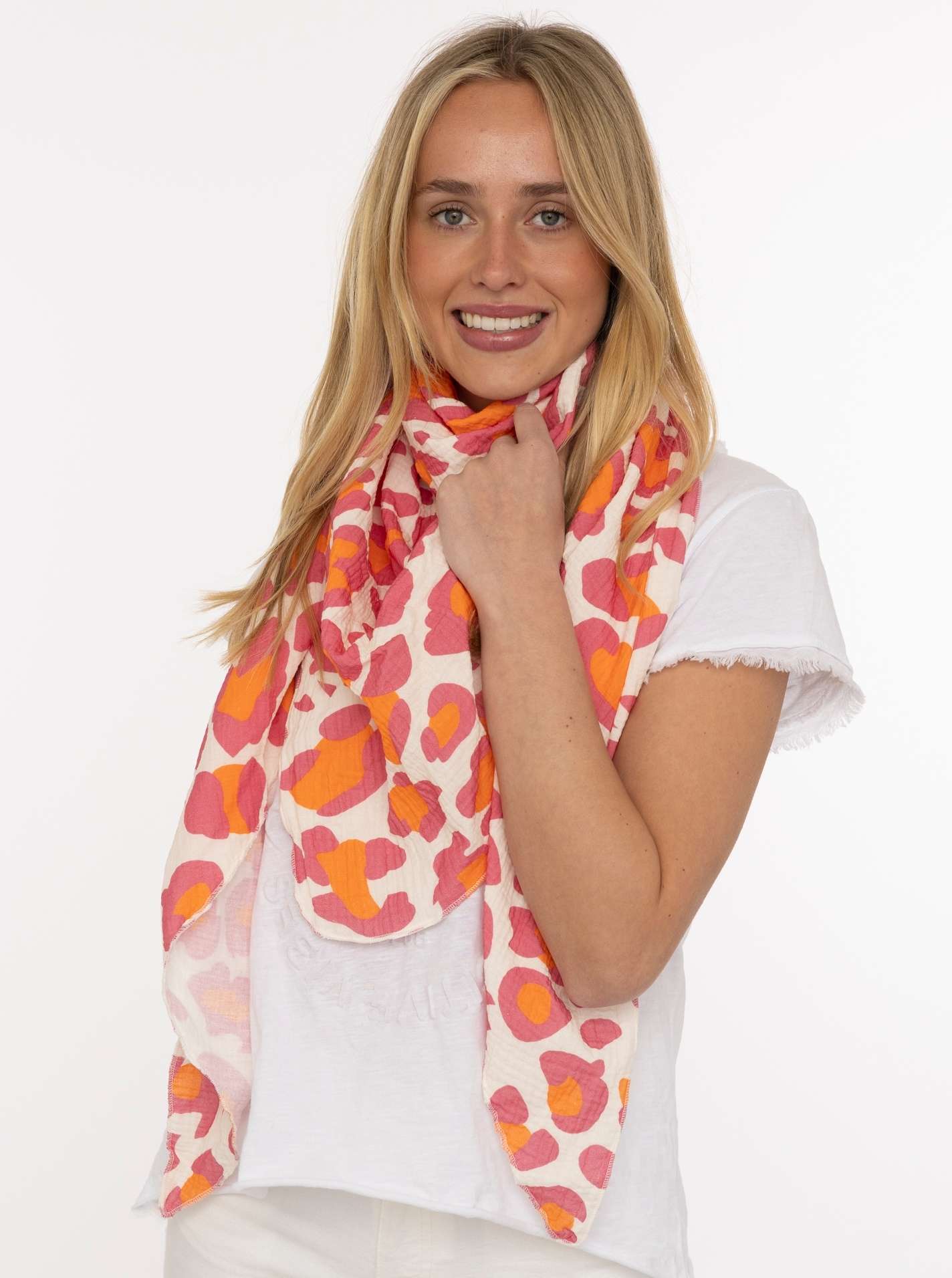 ART69d4c5317b3f3_013_Model_DreieckstuchMusselin_LeoAllover_46114_013_Pink Dreieckstuch Musselin "Leo Allover"