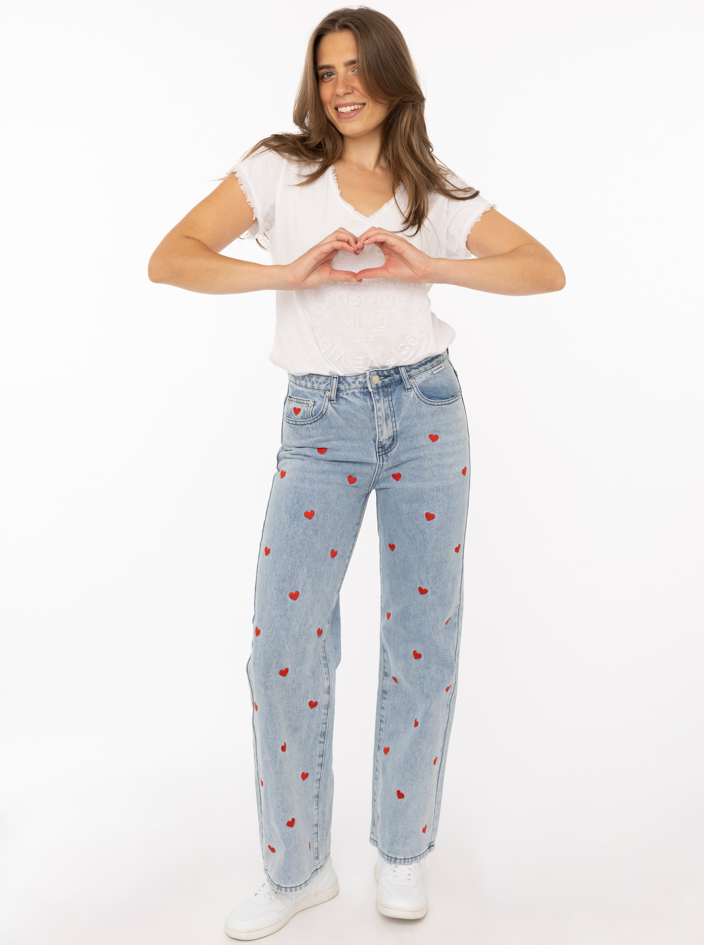 Weite Jeans mit Stick "HEARTS"