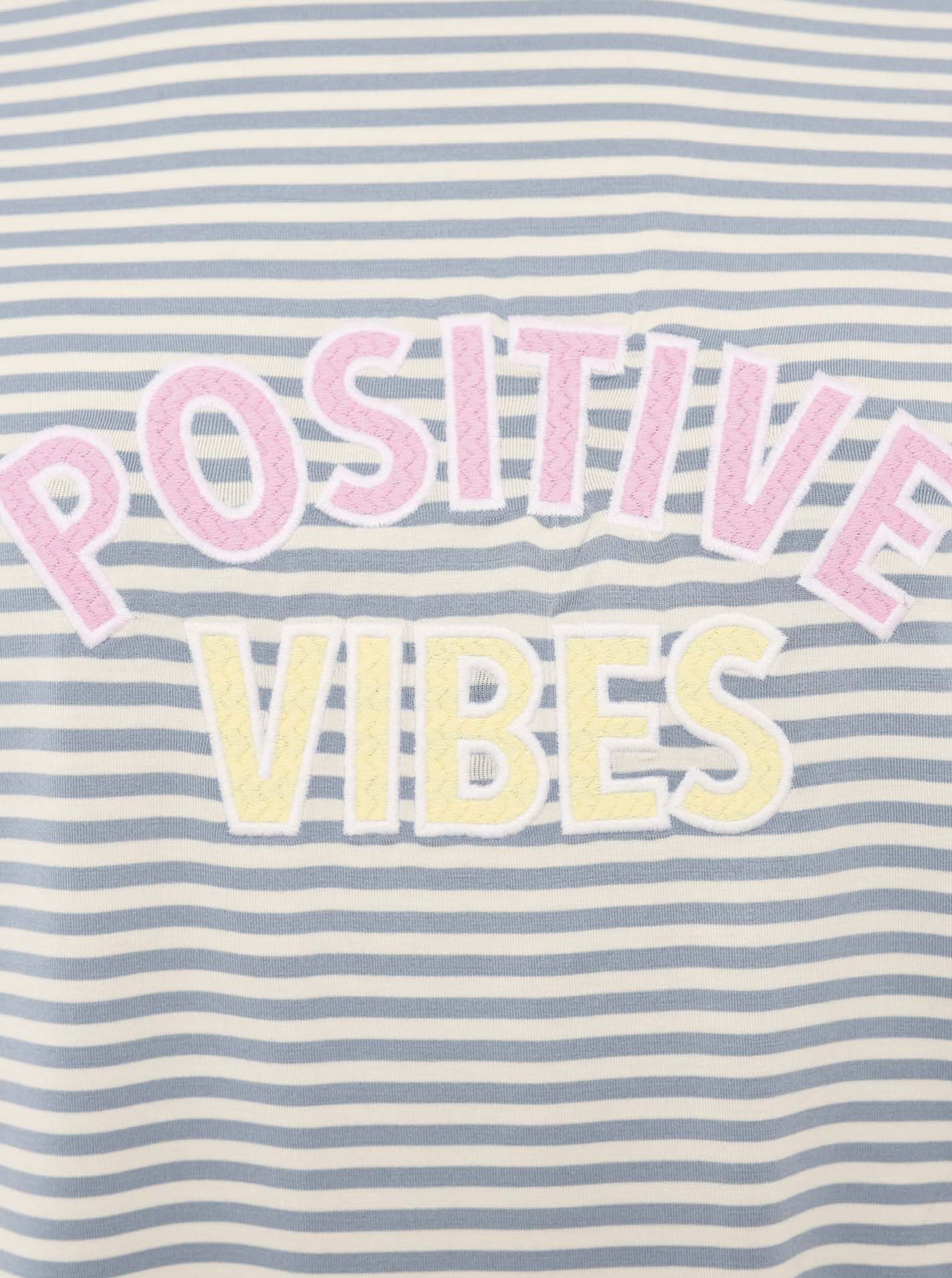 ART693aafb7b71d5_102_TshirtStreifen_PositiveVibes_45018_Jeansblau_Detail