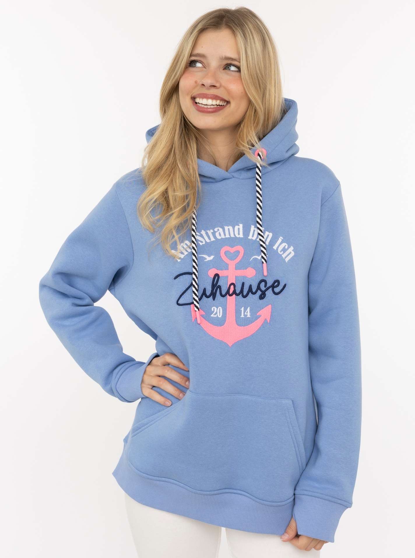ART69f08935c65d3_087_Model_Hoodie_BeachHome_31744_087_Mittelblau Hoodie "Beach Home"