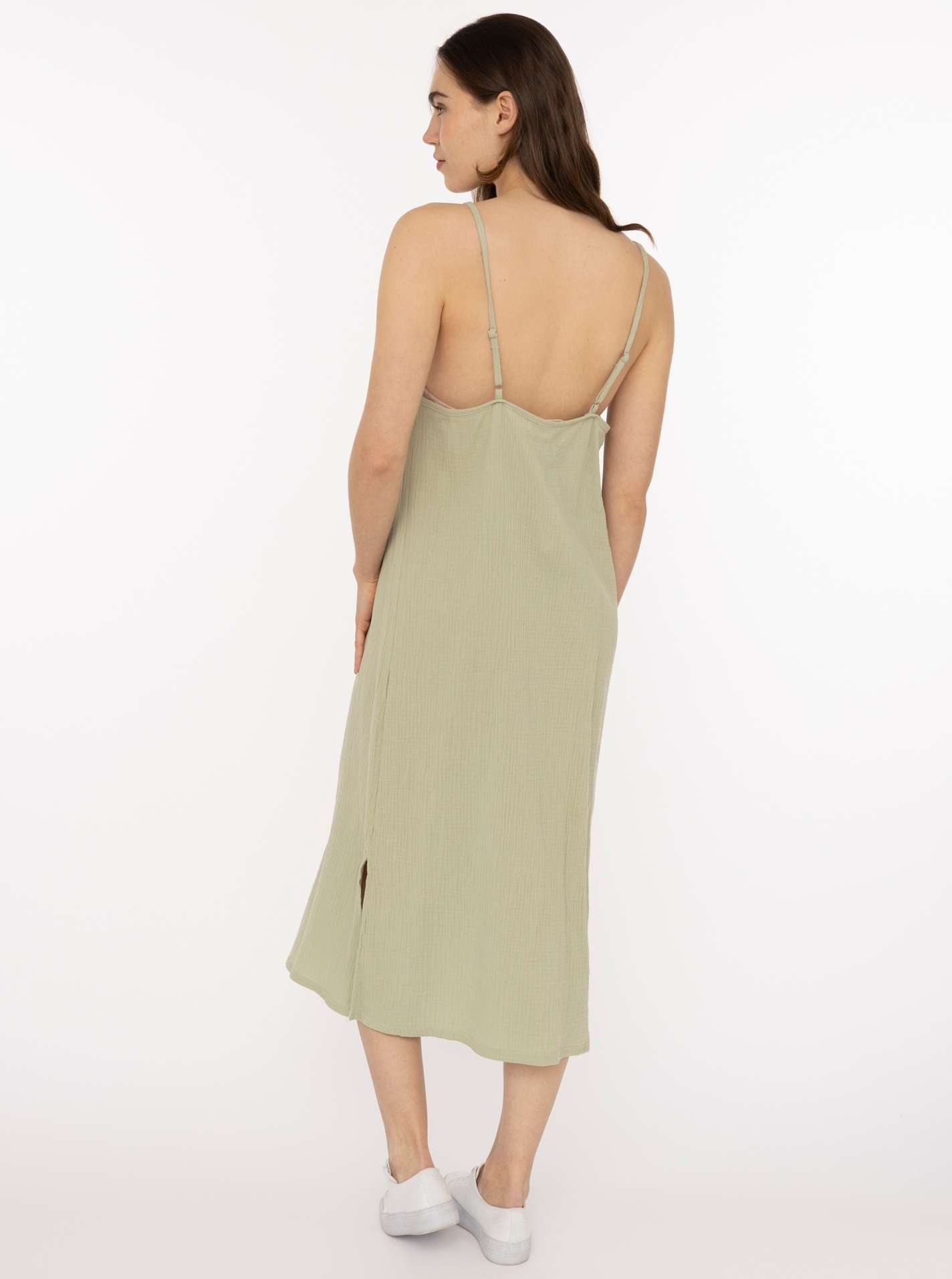 ART69b0202ed3d2a_066_Model_TrgerkleidMaxiMusselin_Uni_47007_066_Salbei2