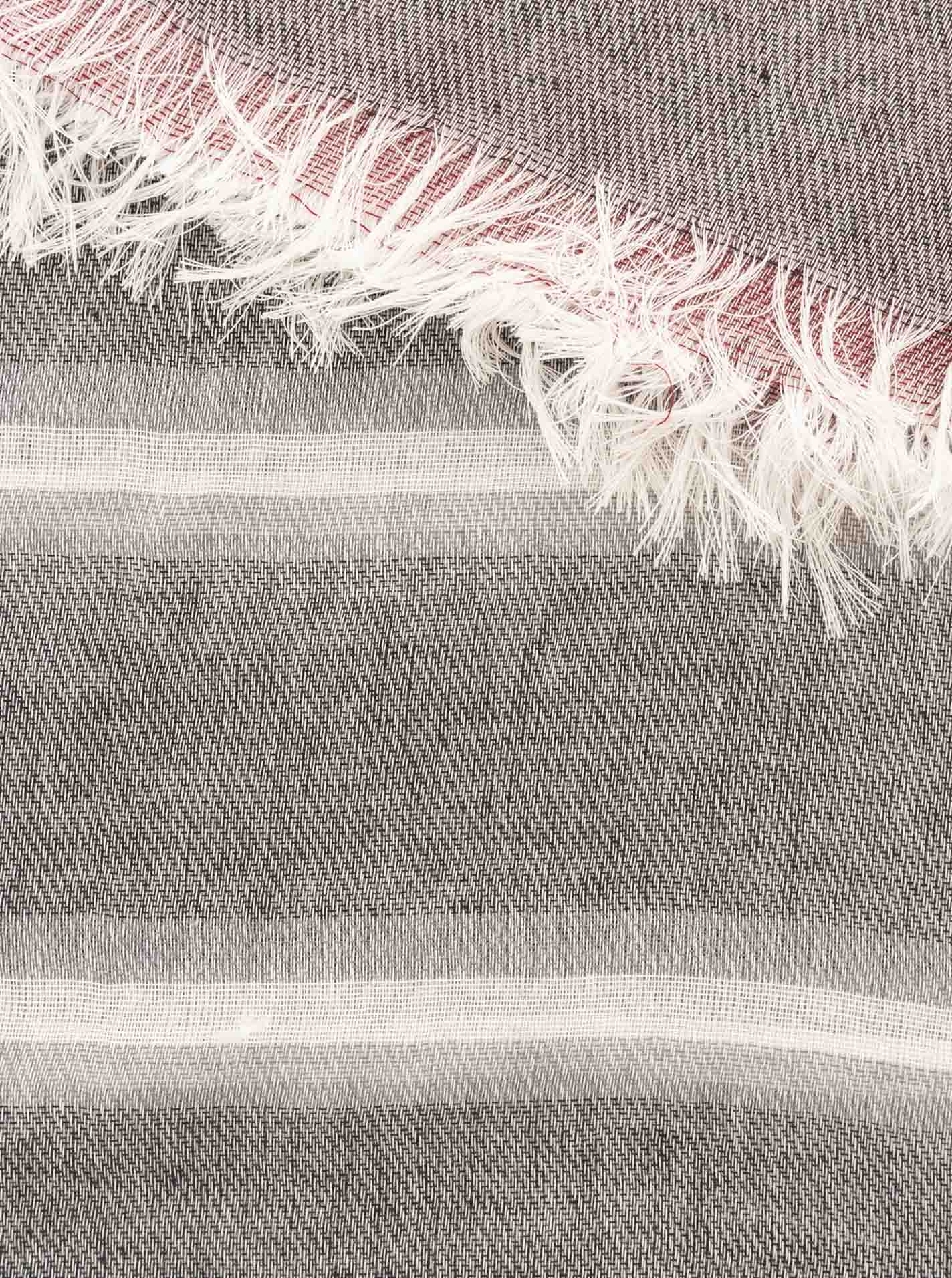 ART69ce53481d946_012_Herrenschal_LeichteStreifen_46193_Grau_Detail