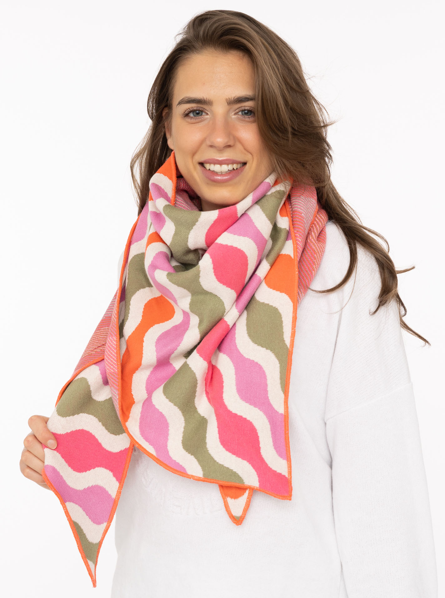 ART6909afaccf9ea_013090071_IMG_0127 Dreieckstuch BW "Kurvige Streifen"