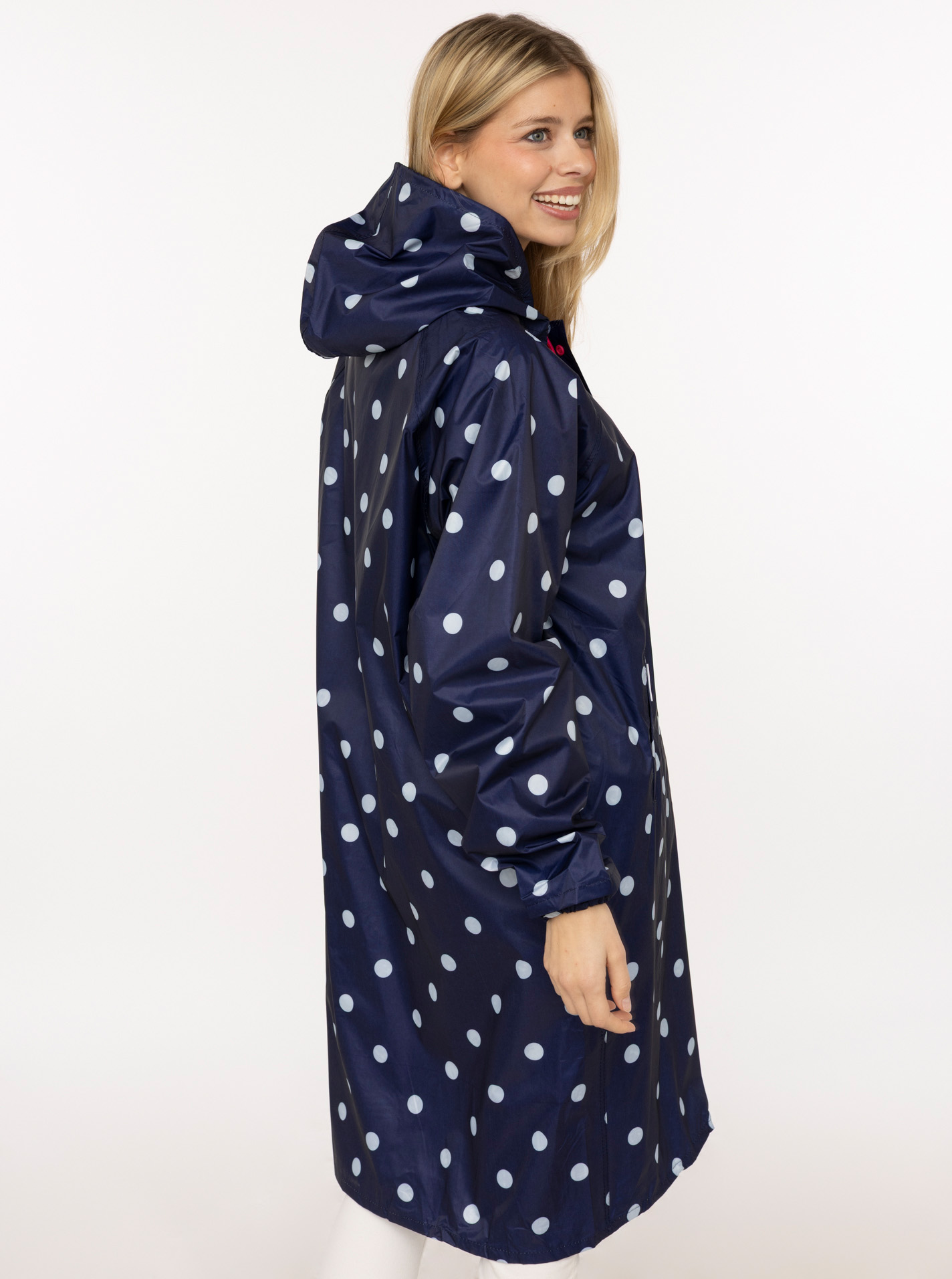 ART69b95b53531de_005_Model_Regenmantel_Punkte_47064_Marine2
