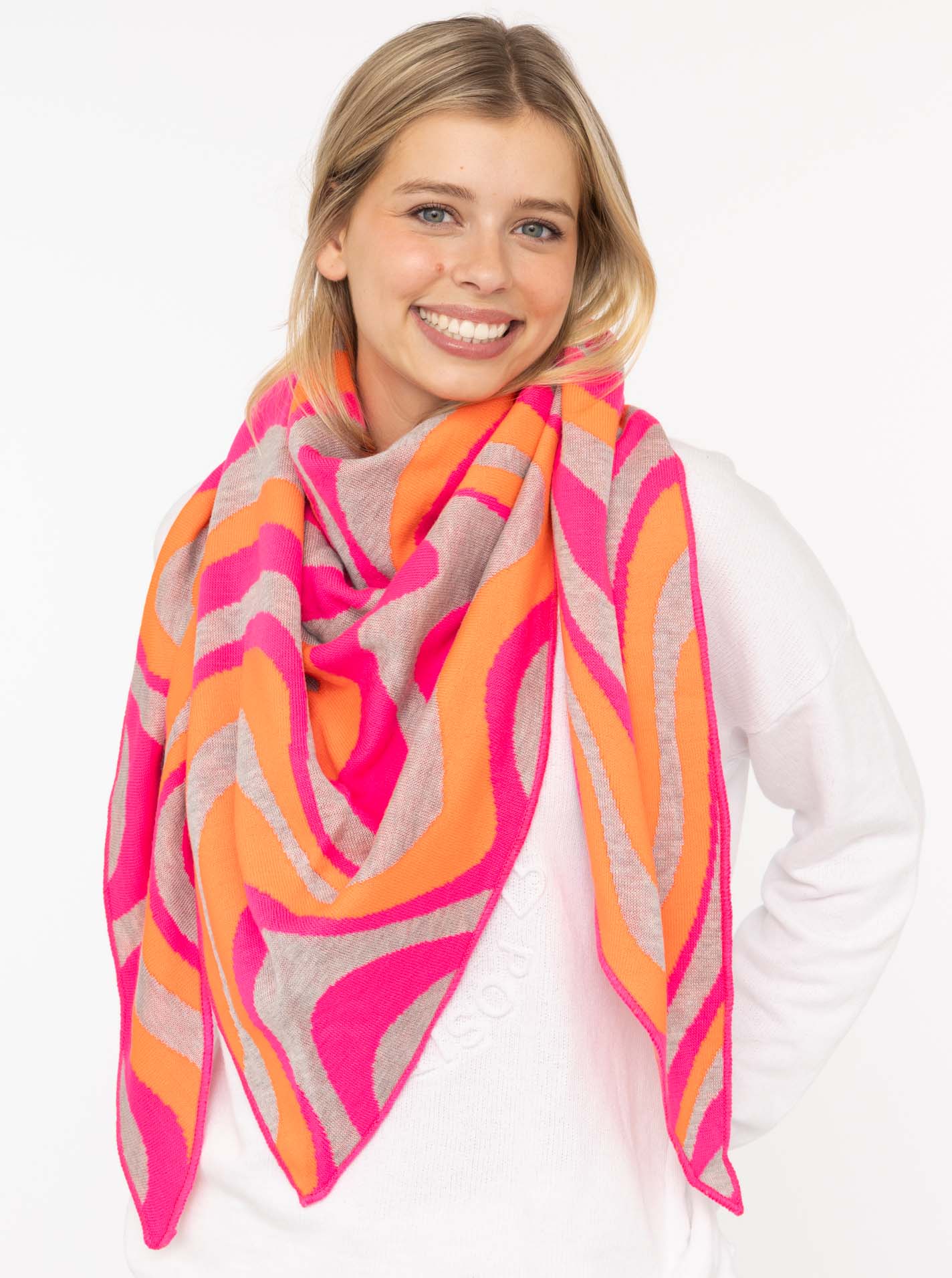 ART68ac313040e82_029_IMG_1445 Dreieckstuch BW "Happy Waves"