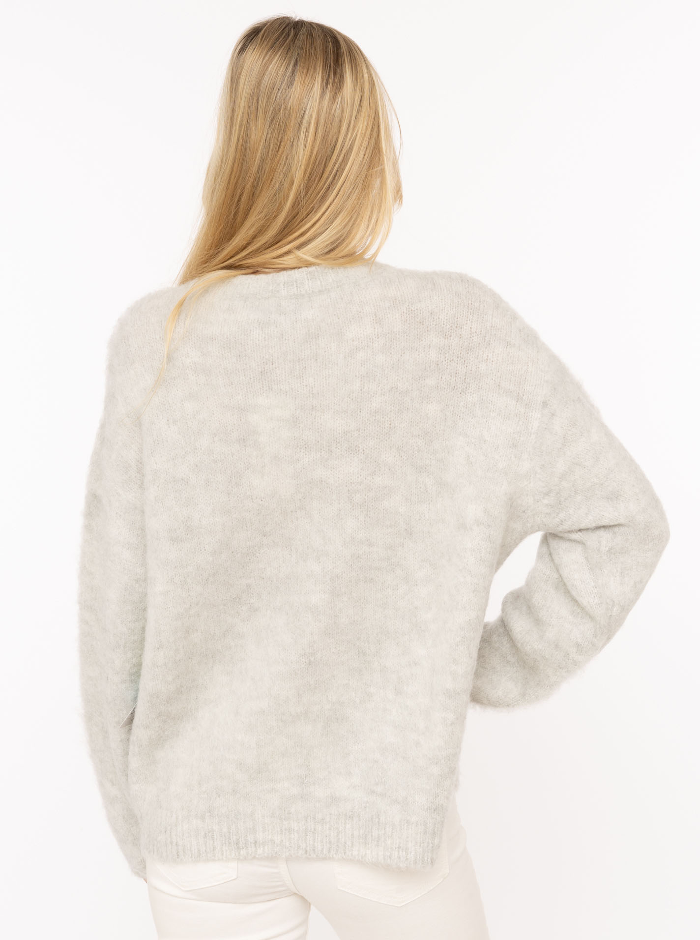 ART698f17dccf112_002_Model_FlauschigerPullover_4211_Hellgrau2