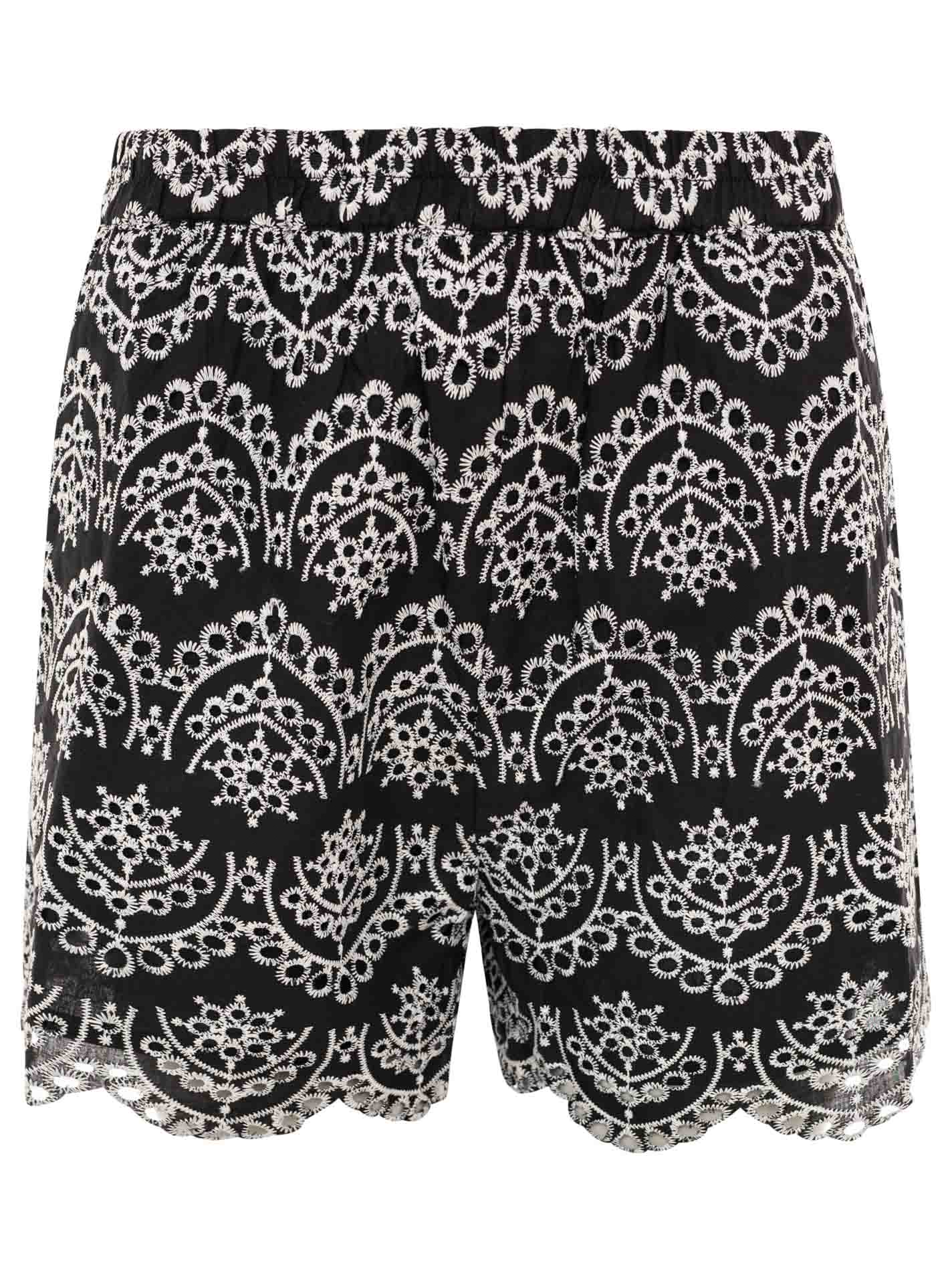Shorts BW mit Lochstickerei