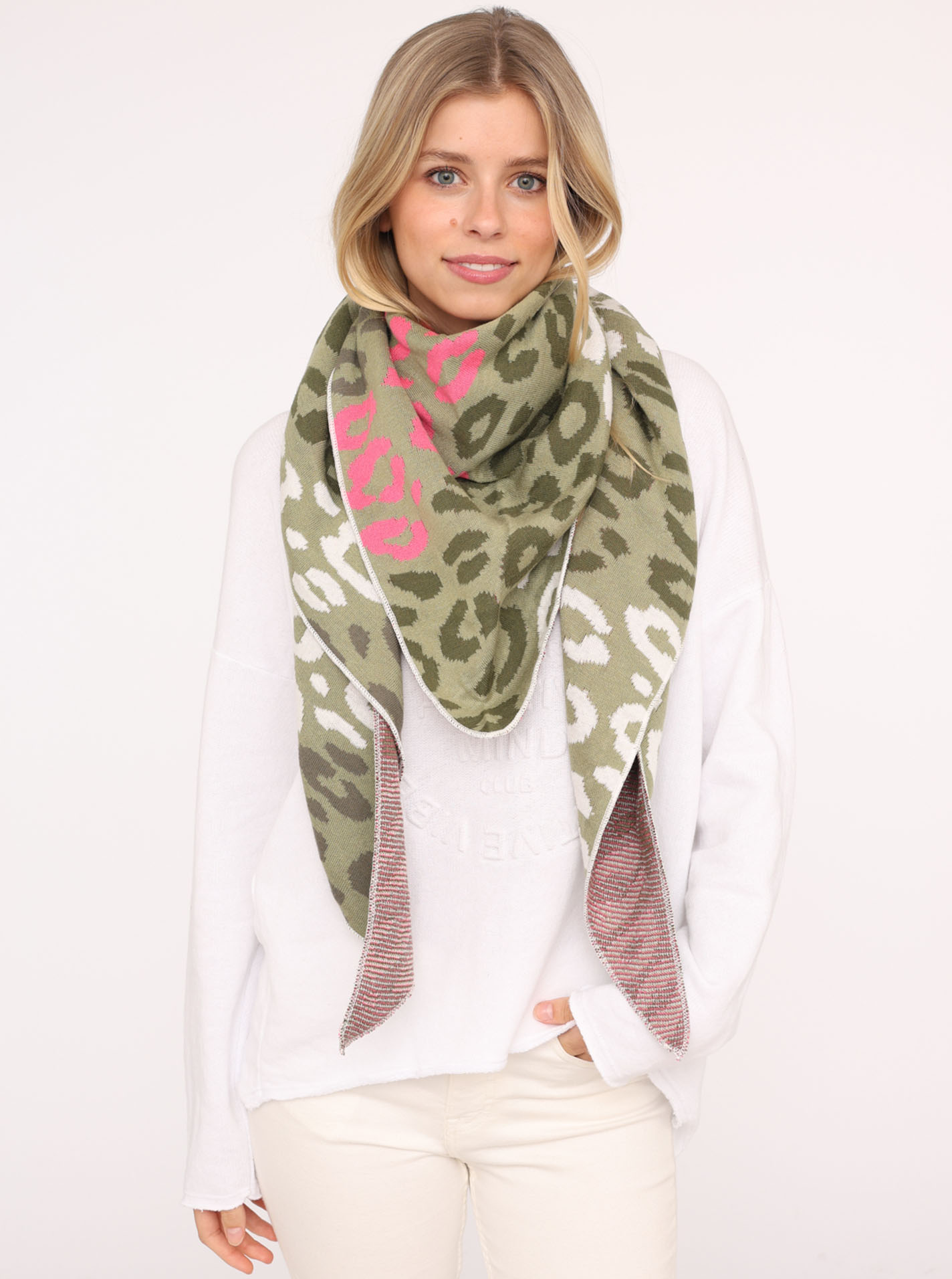 ART6852cc0b5ff53_071_IMG_0825-2-jpgRMpsj5nd7KTrY Dreieckstuch BW "Buntes Leo"