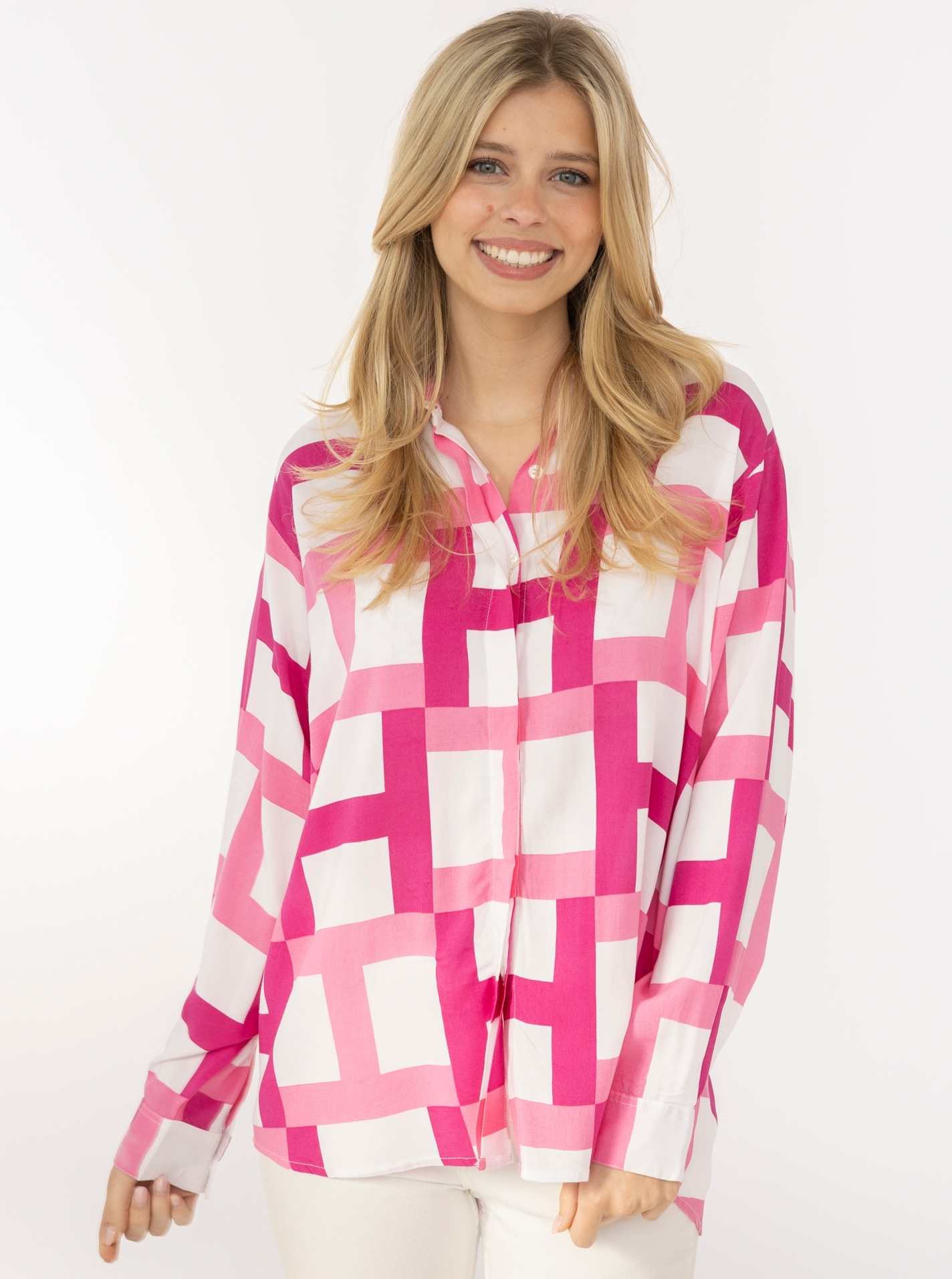 ART69b3f4c84f274_042_Model_Bluse_GeometricH_33477_042_Magenta Bluse "Geometric H"