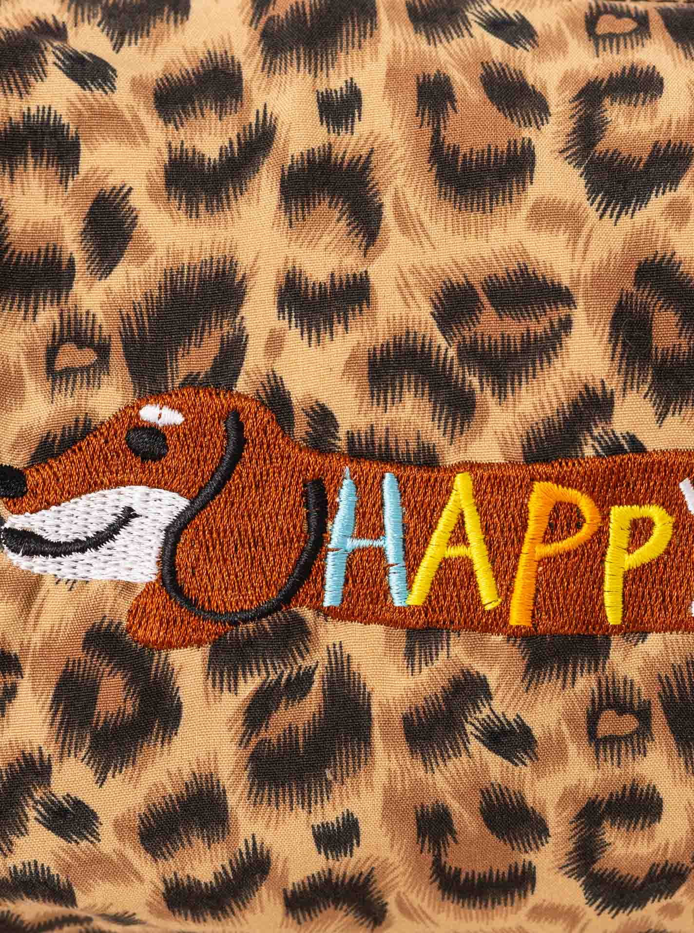 ART695e6e6f0c400_032_Kosmetiktasche_LeoDackelHappy_4604_K258118_Braun_Detail