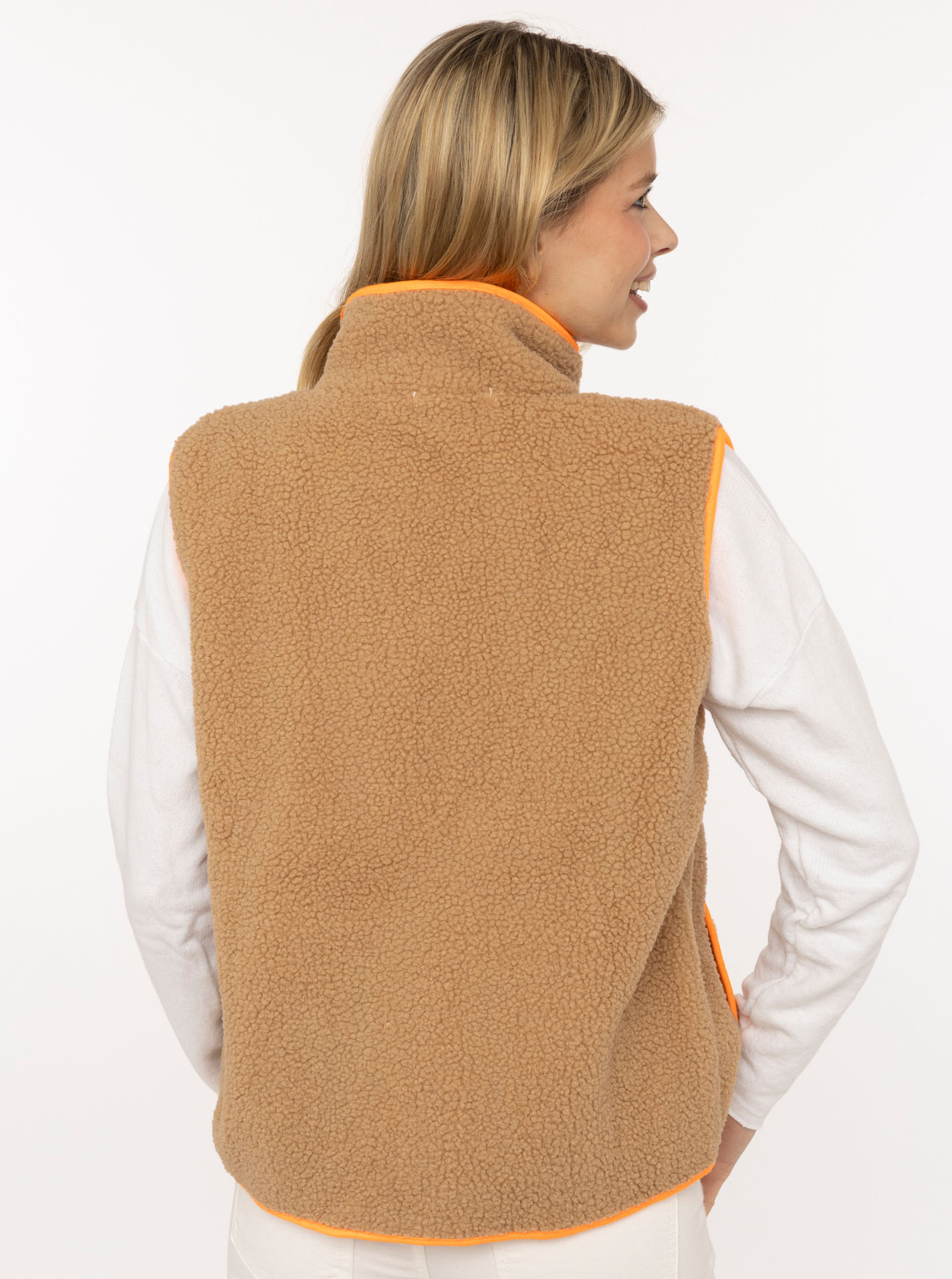 ART69b9649b40901_034_Model_Weste_TeddyLeoHerz_47070_Taupe2