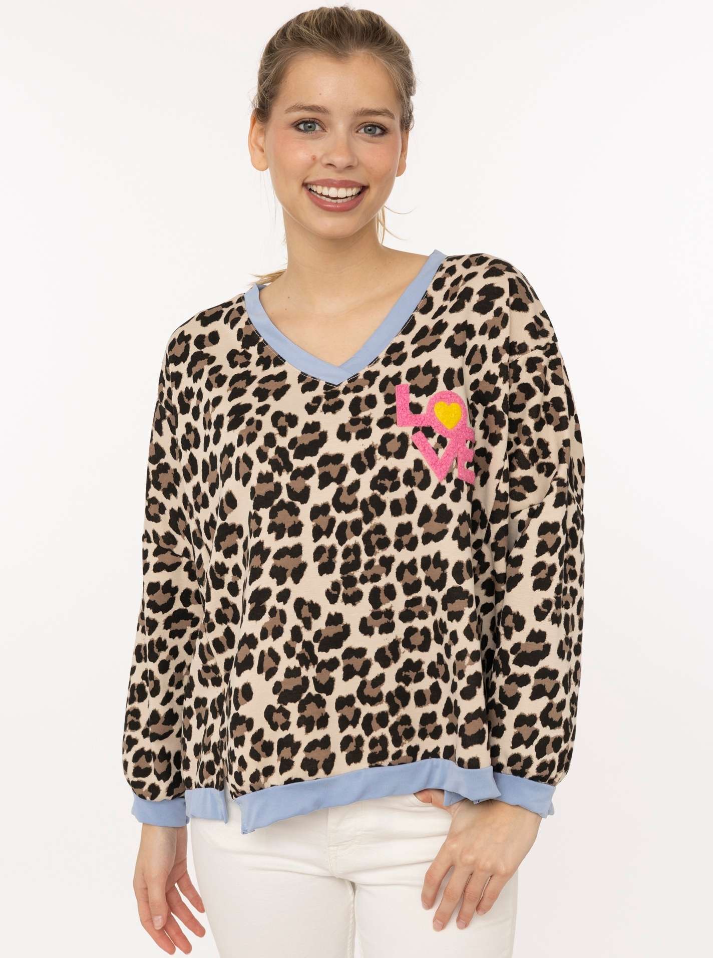 ART69bd002f3ad4e_018_Model_SweatPullover_NeonLeo_2022ABB_018_Hellblau Sweat Pullover "Neon Leo"