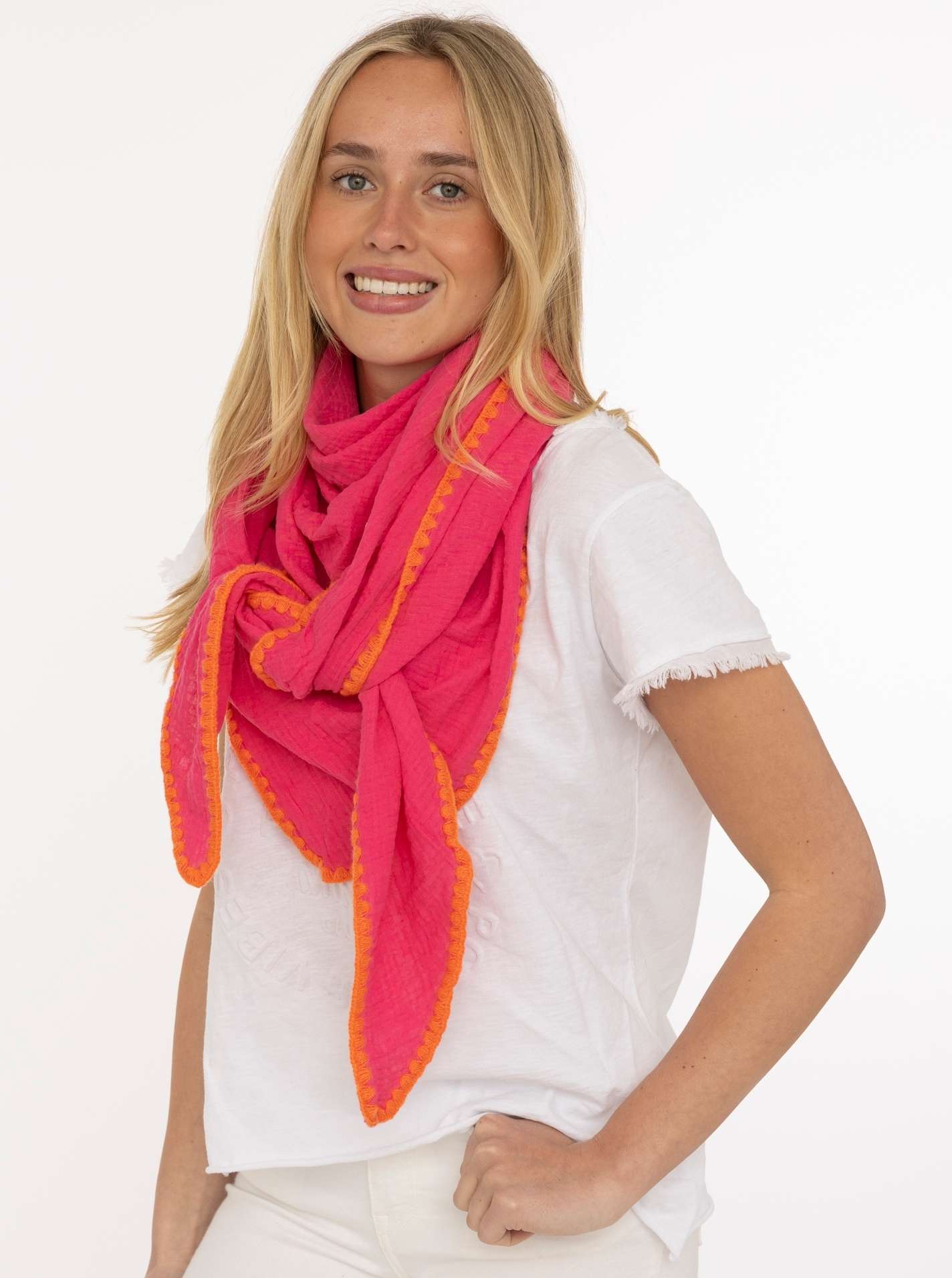 ART69d4fca07ad1d_013_Model_DreieckstuchMusselin_UniStitch_46116_013_Pink Dreieckstuch Musselin "Uni & Stitch"