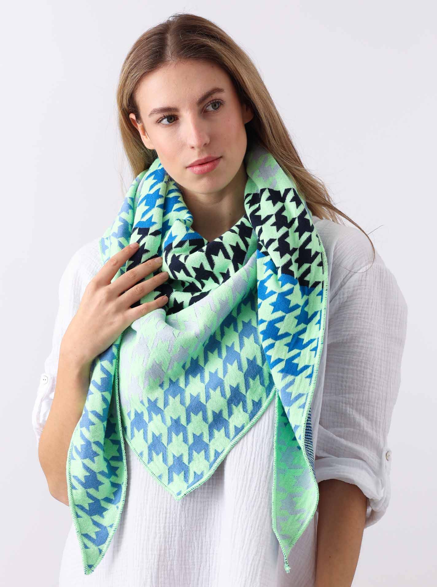 ART68667379a1799_088_Dreieck_Julia_32 Dreieckstuch BW "Christa"