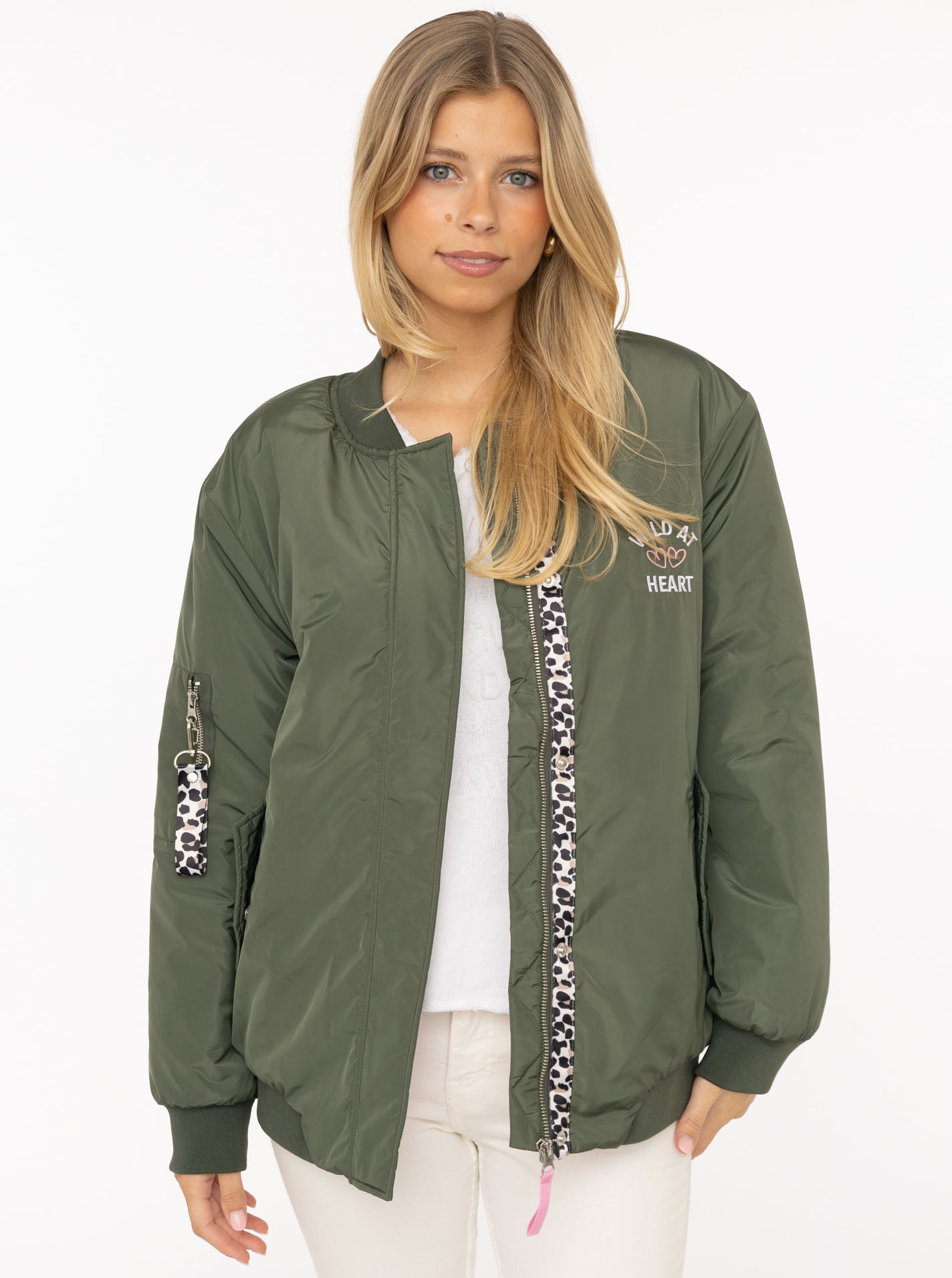 ART6915bbcf04209_044_Model_Bomberjacke_WildatHeart_44008_Olive Bomberjacke "Wild at Heart"