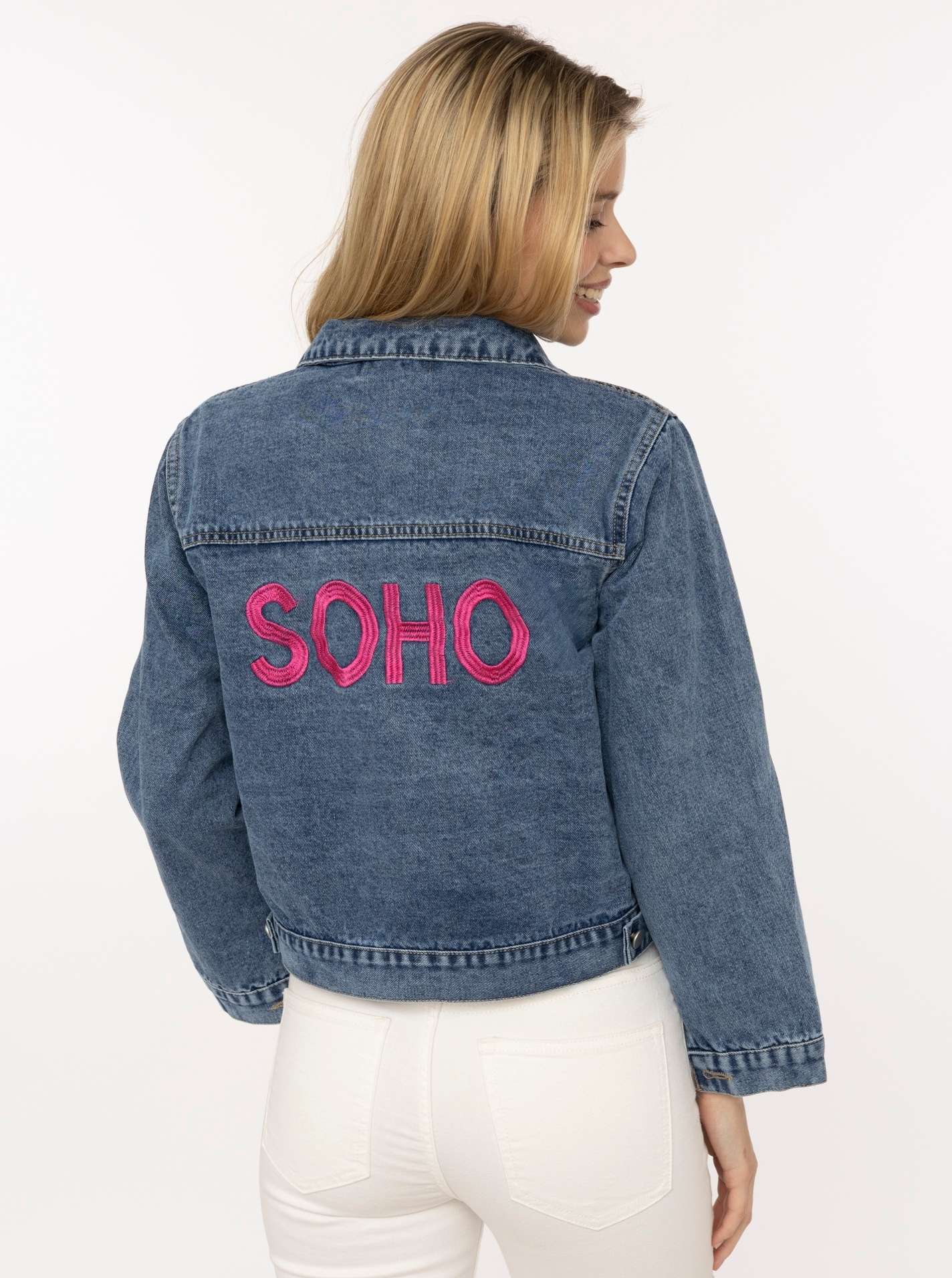 ART69bcf4e43eb17_102_Model_Jeansjacke_Embroidery_47080_102_Jeansblau.