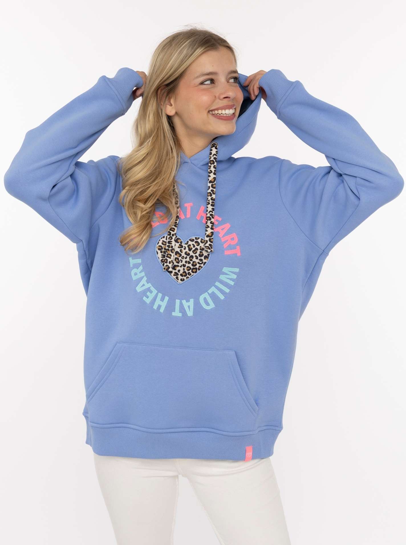 ART69f08853a89a5_087_Model_Hoodie_WildatHeart_31740_087_Mittelblau Hoodie "Wild at Heart"