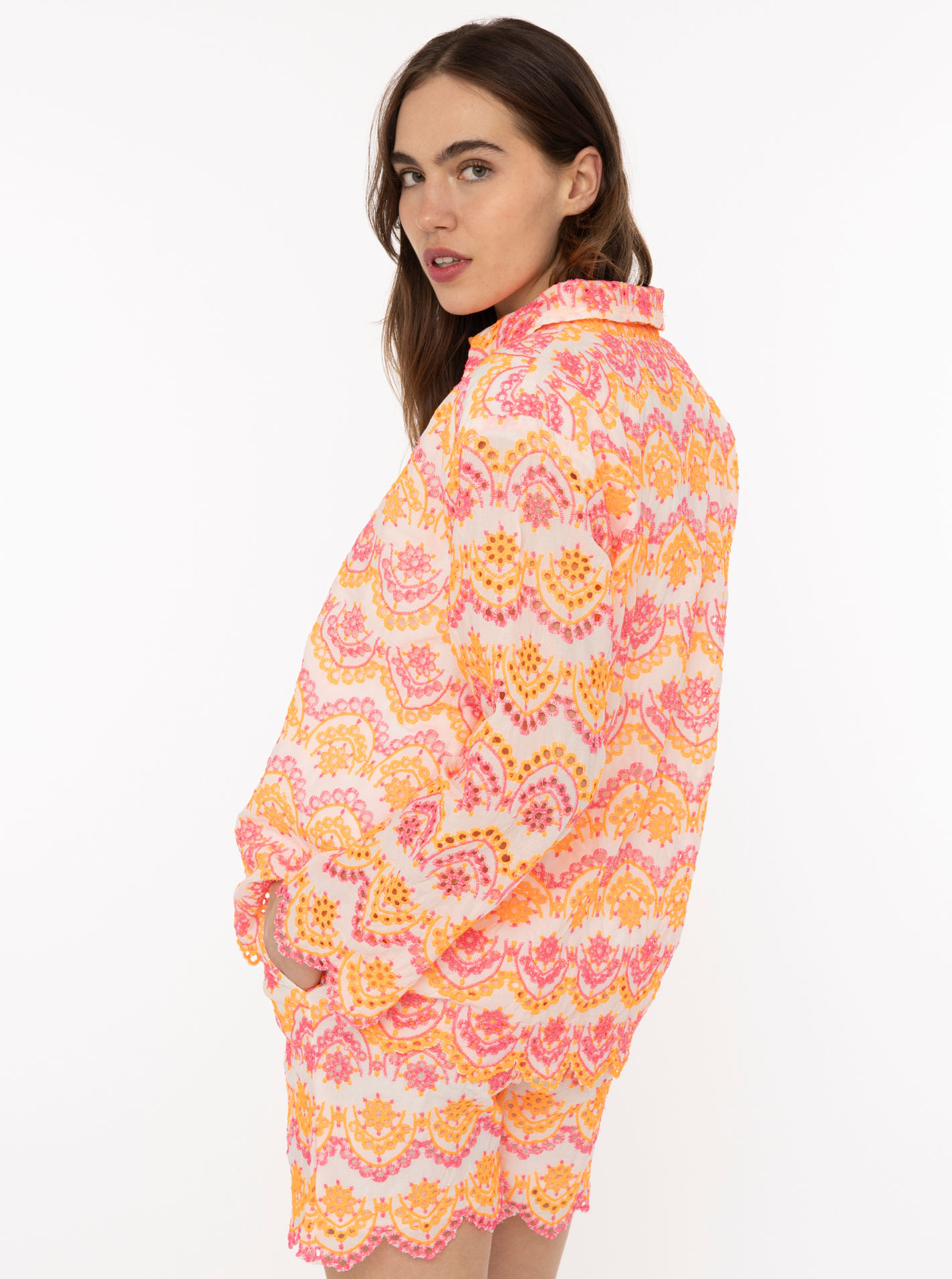 ART69ccc187228b7_004_Model_LangarmBlusemitLochstickerei_33414_004_Neonpink2