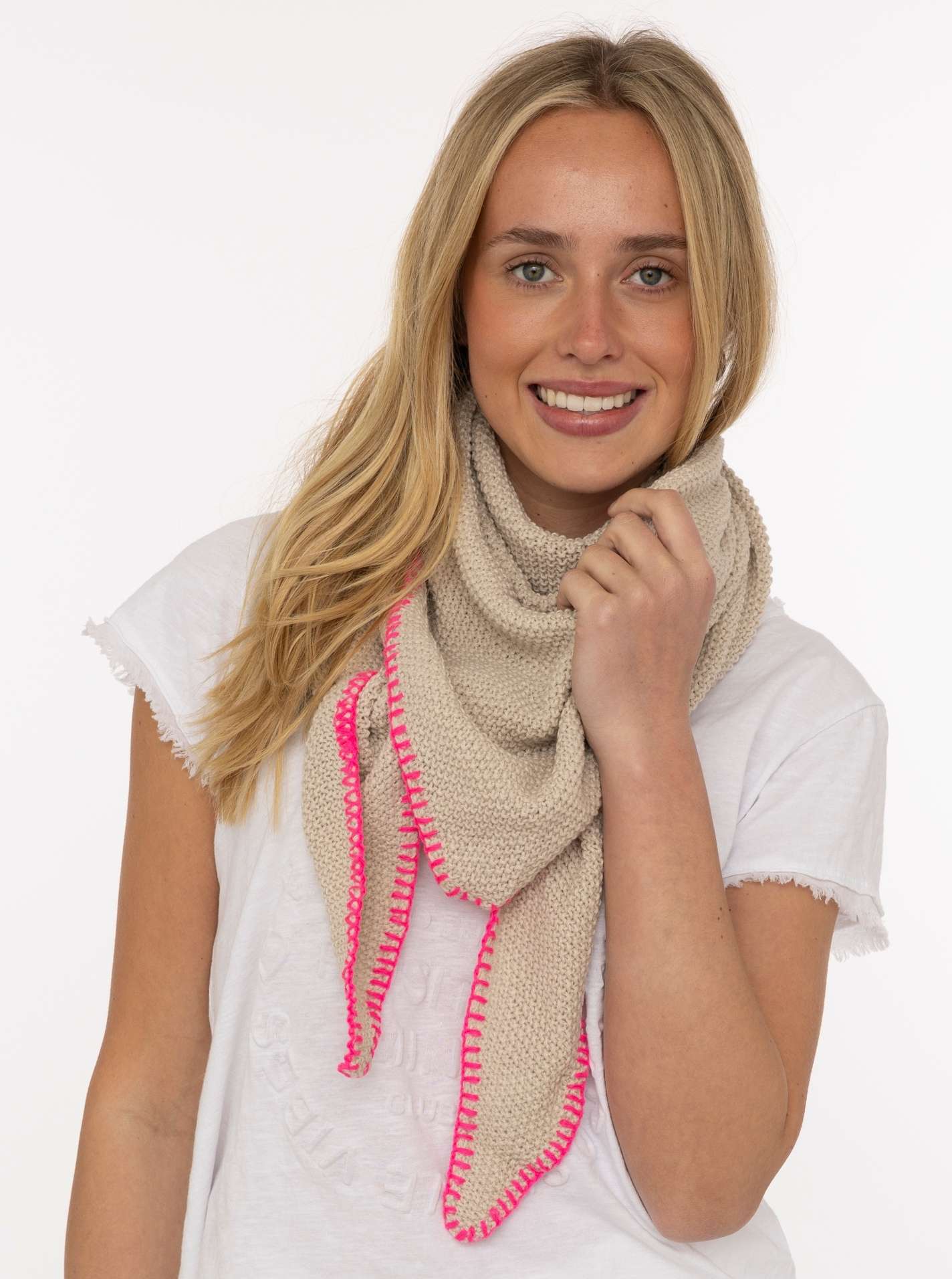 ART69d4f3109546f_029_Model_Dreieckstuch_UniFringe_46141_029_Beige Dreieckstuch "Uni Fringe"