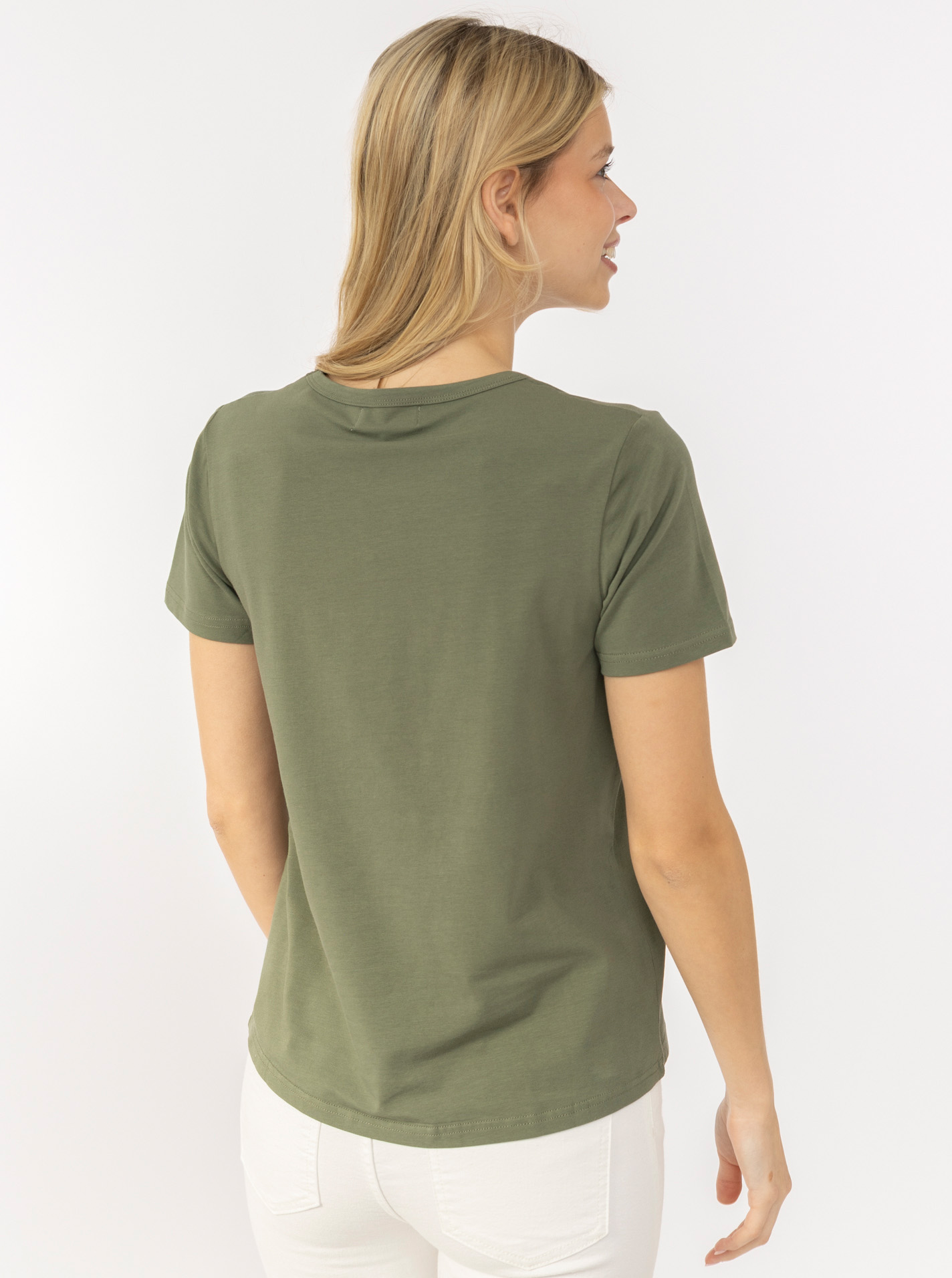 ART69c3c40e97863_071_Model_Tshirt_YogaClub_45052_Khaki2