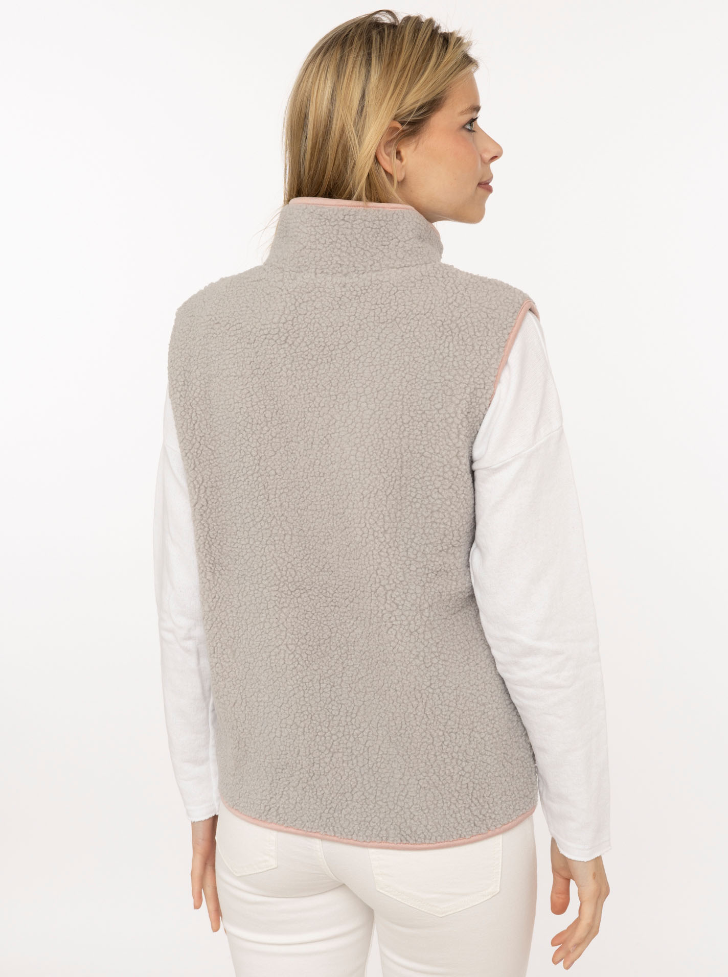 ART69b9649b40901_002_Model_Weste_TeddyLeoHerz_47070_Hellgrau2