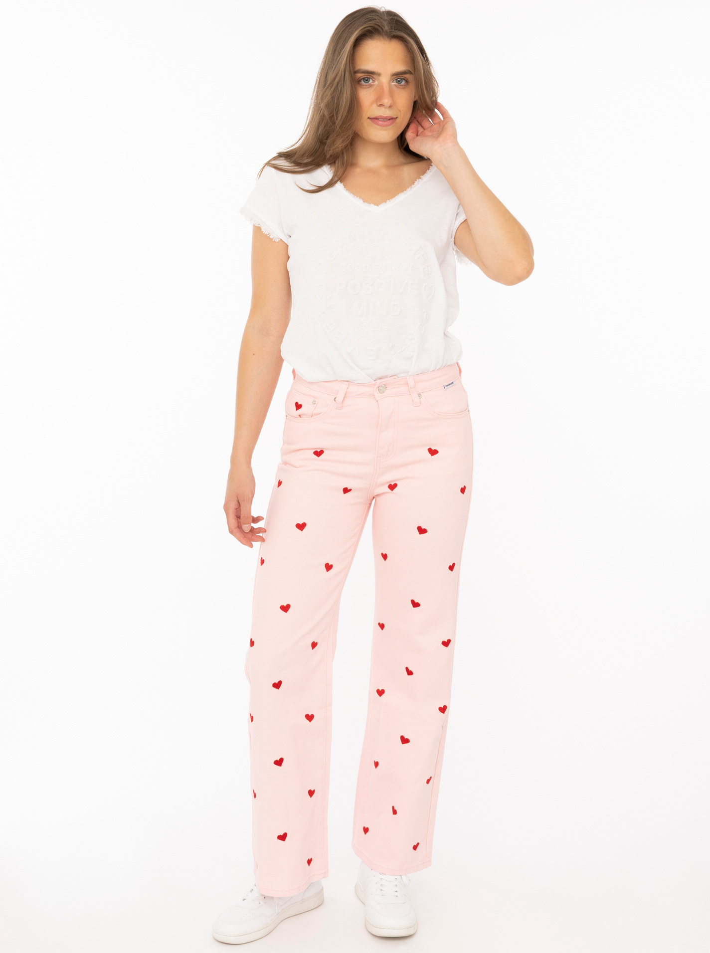 Weite Jeans mit Stick "HEARTS"